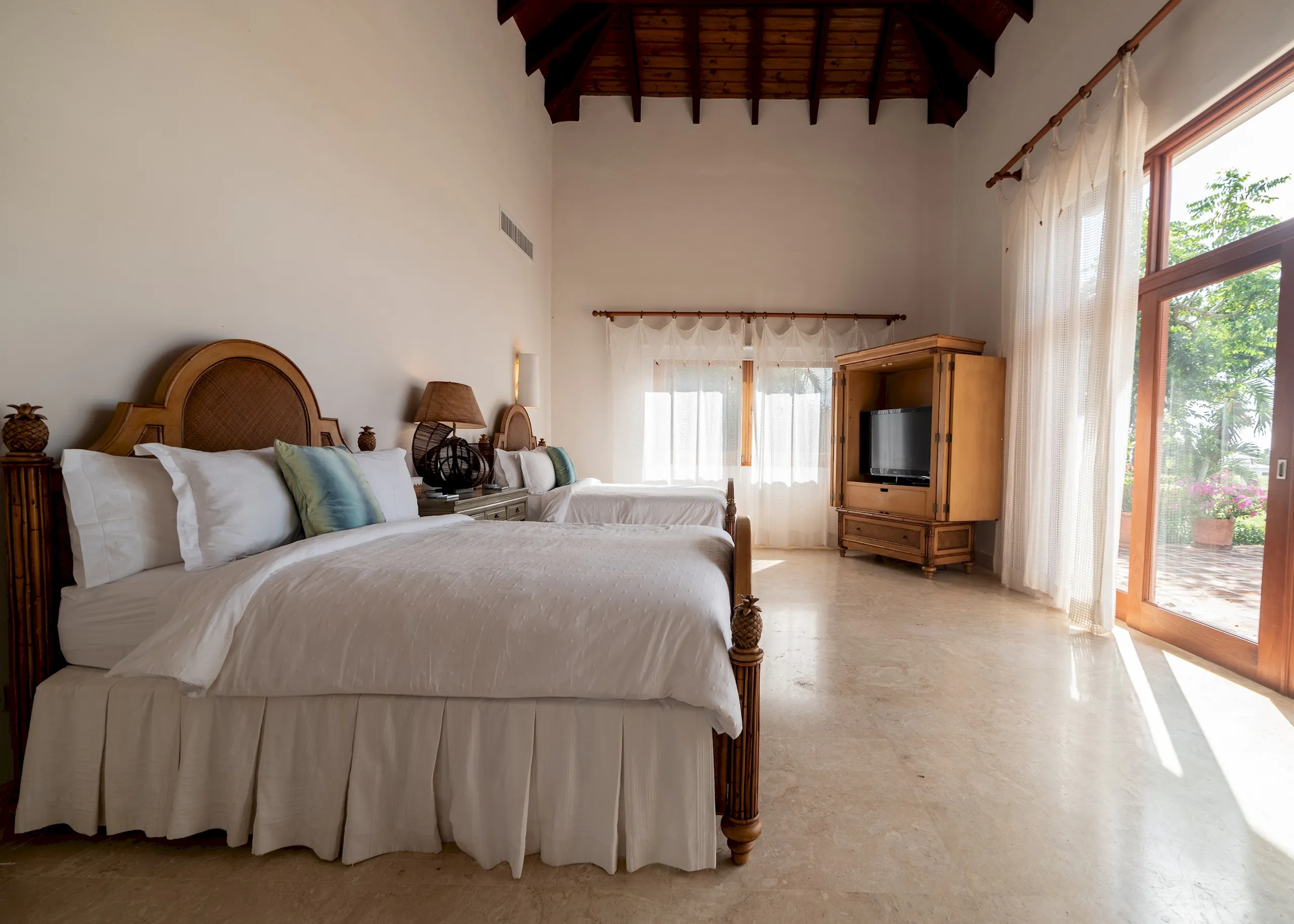 Exquisite Tropical Villa with Invigorating Pool — photograph 12