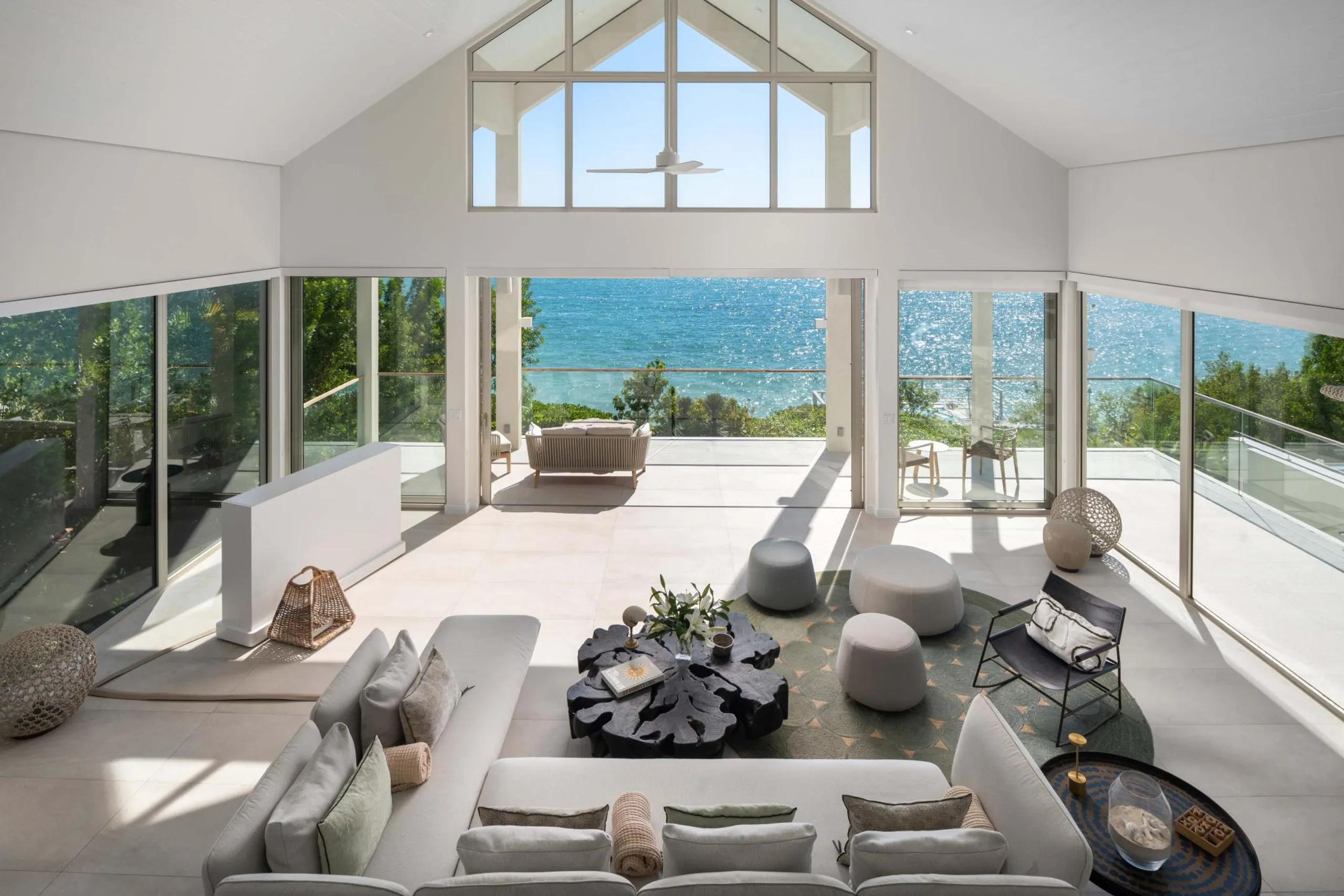 Sophisticated Villa in Sapodilla Bay with Infinity Pool and Stunning Coastal Views — photograph 9