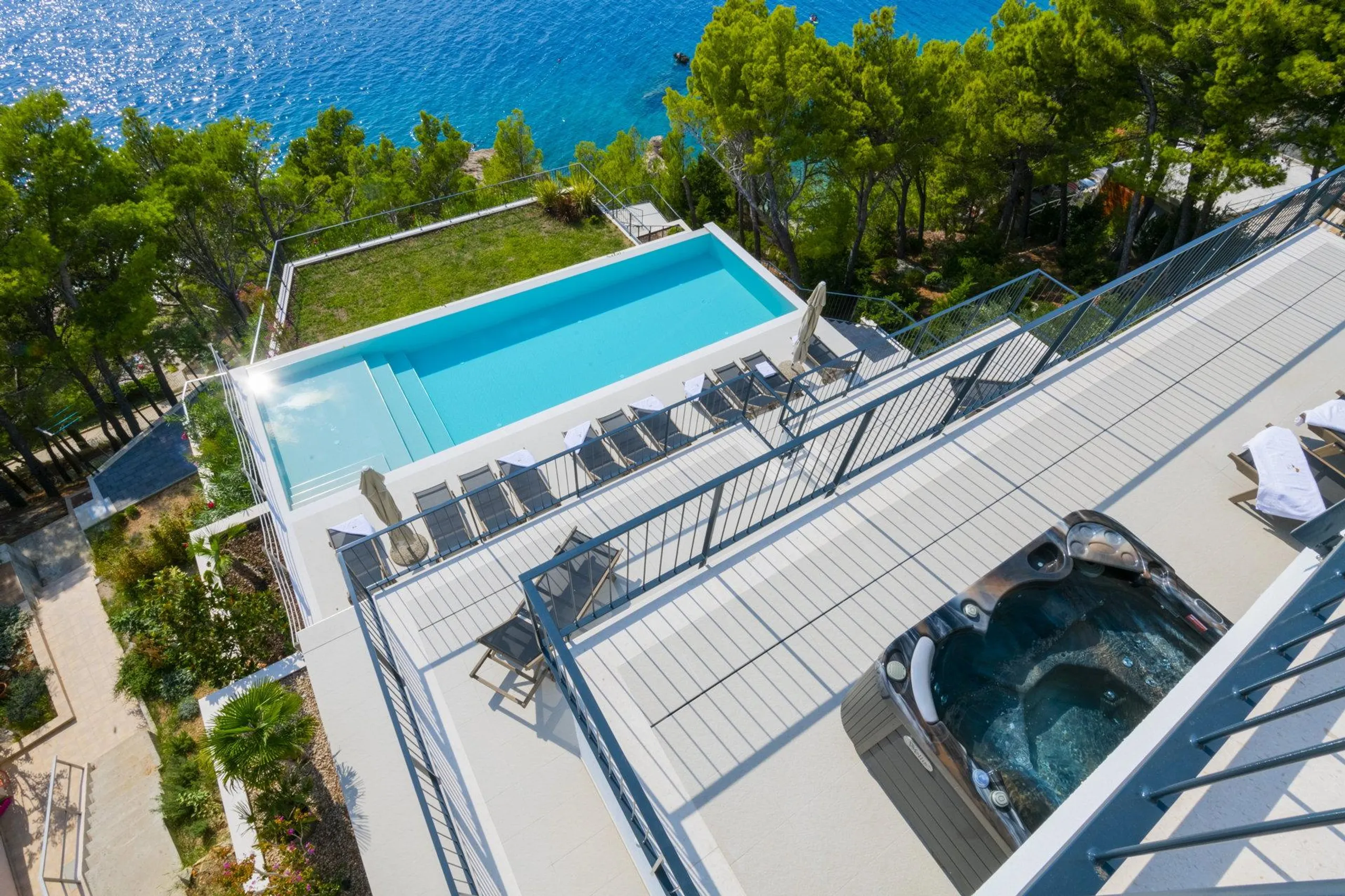 Luxurious Beachfront Villa with Infinity Pool and Elevator — photograph 5