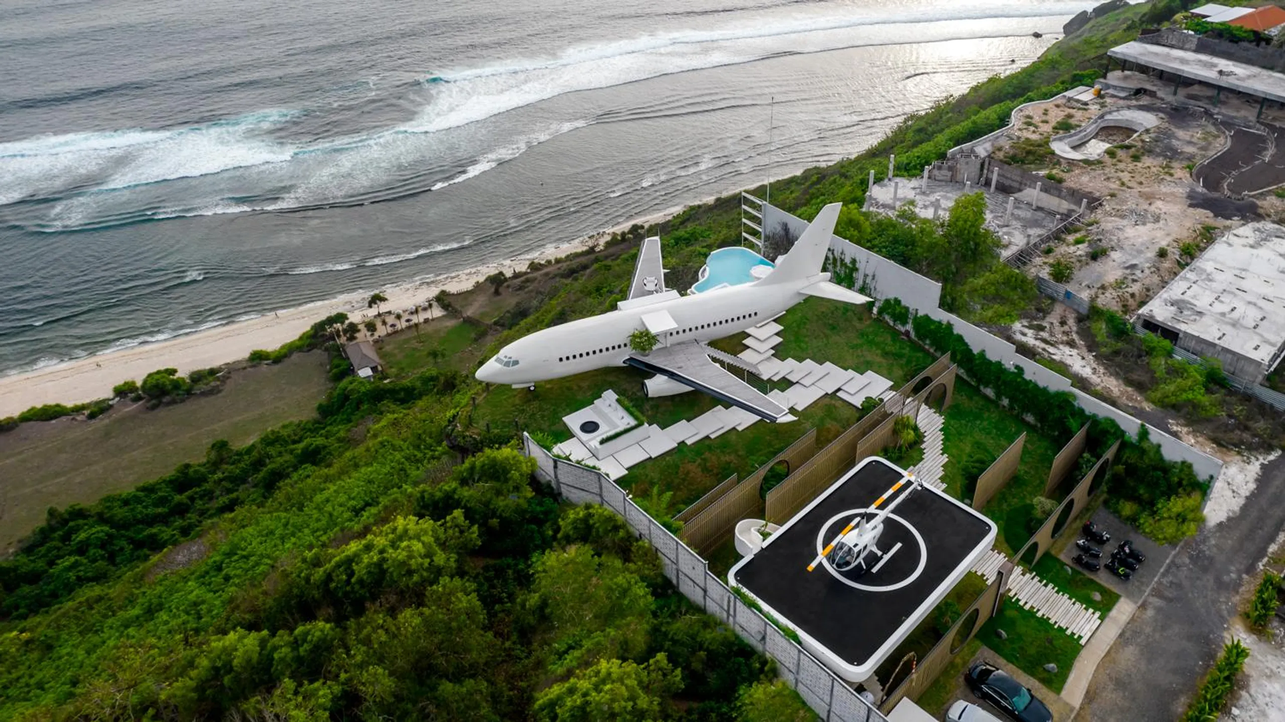 World's First Luxury Villa on Bali's Cliff with Private Infinity Pool, Sky-high Views and Ocean Views — photograph 5