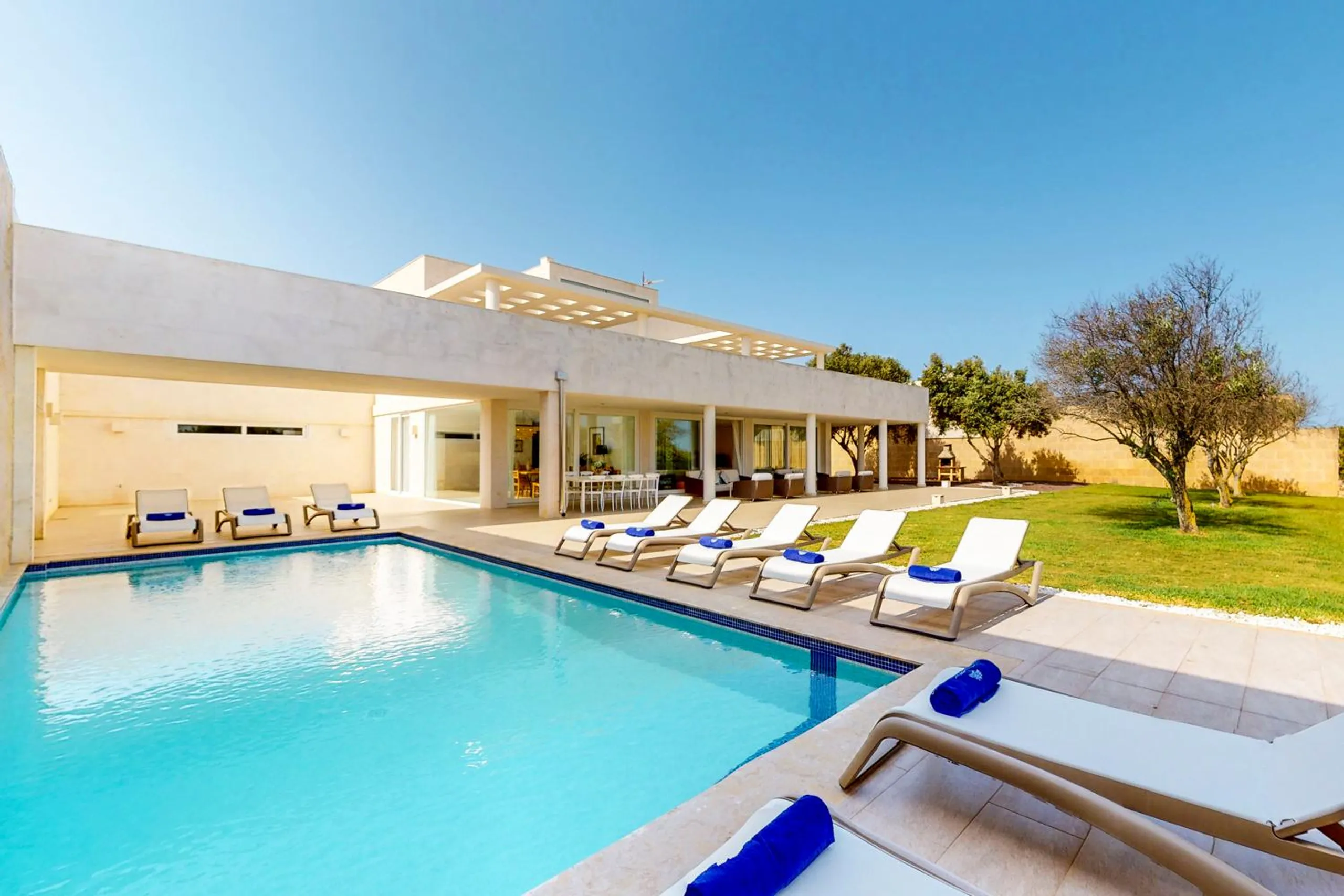 Grandiose 5BR Villa with Pool, Breathtaking Views of the Sea and the Natural Reserve of the Island, Binisafuller