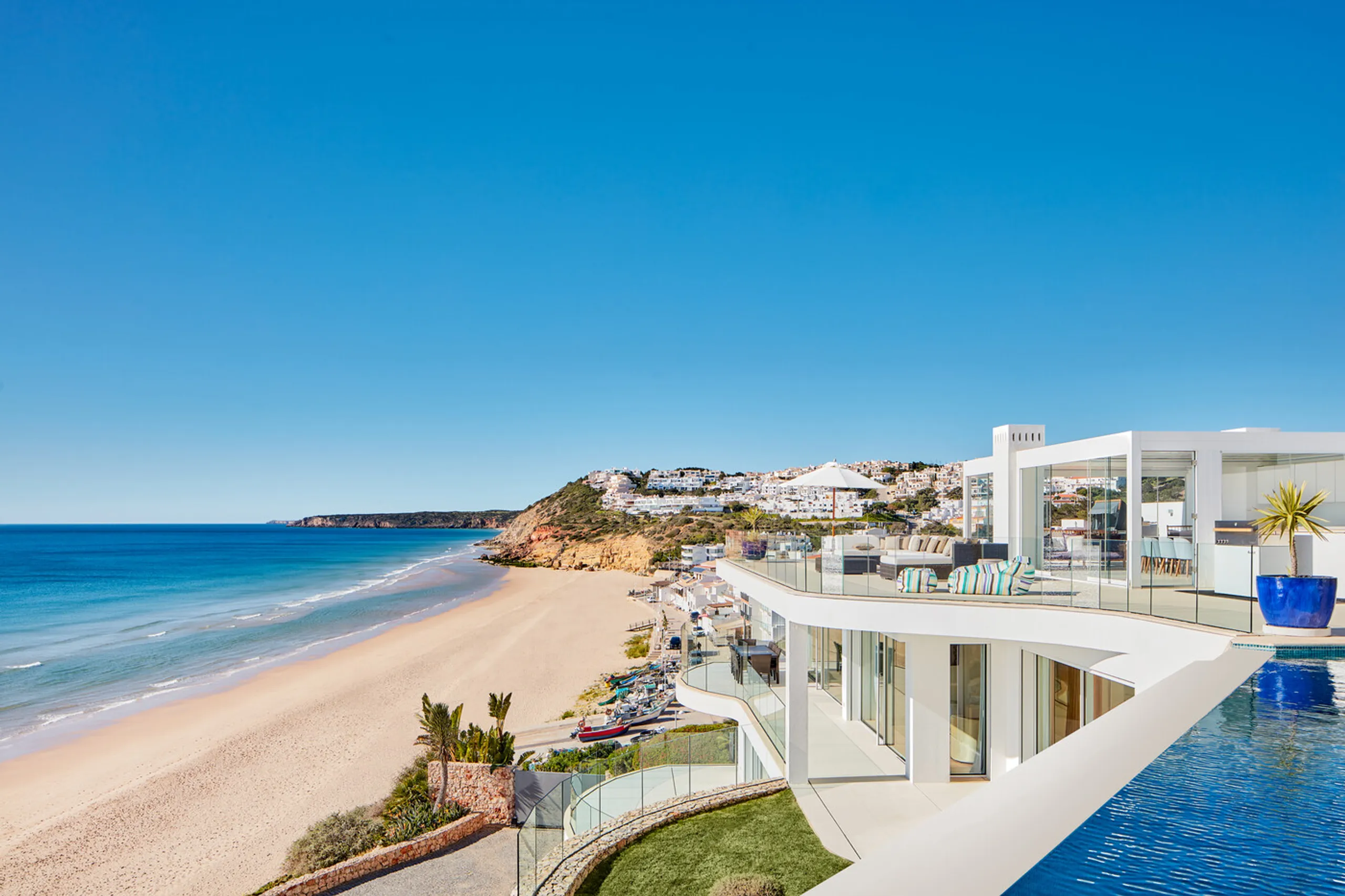 Captivating Contemporary Villa with Infinity Pool and Spectacular Coastline Views — photograph 9