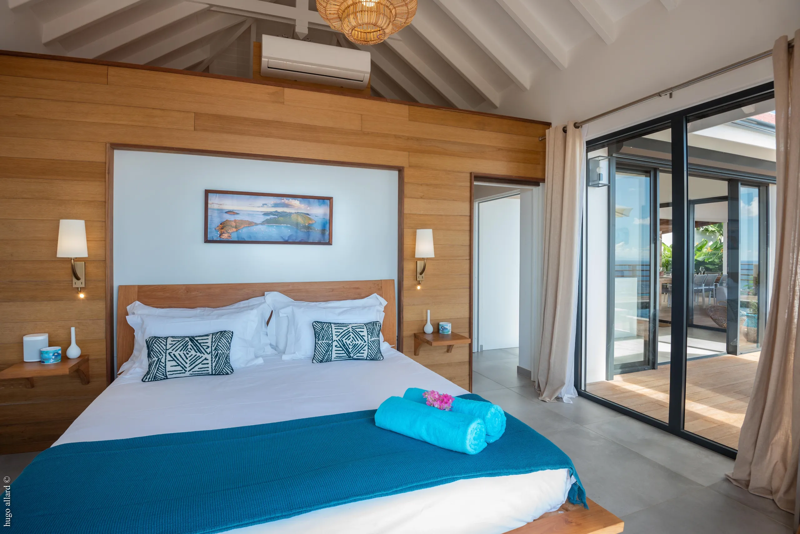 Exquisite Oceanside Villa with Private Pool and Sweeping Sea Views — photograph 8