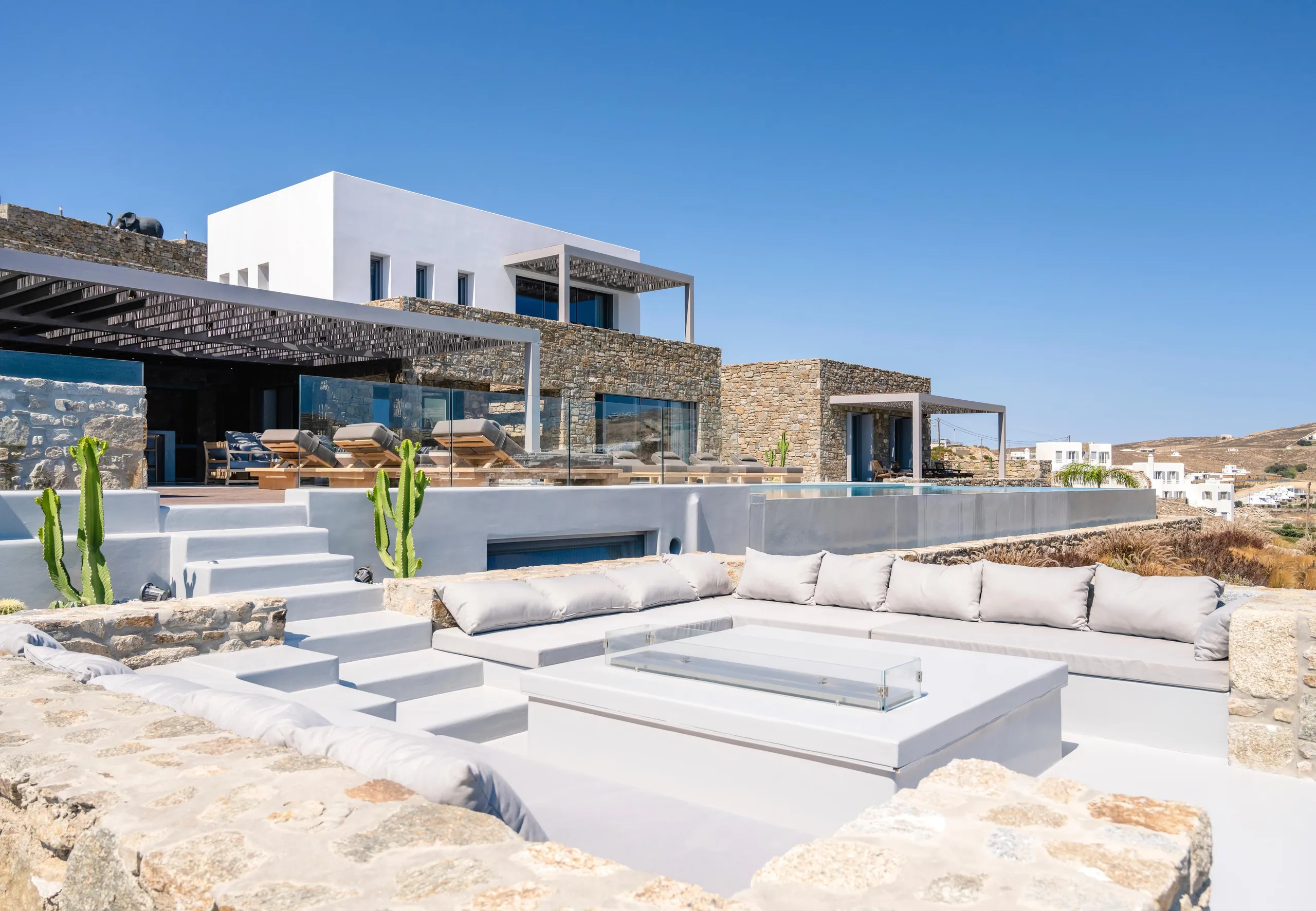 Luxury Mykonos Villa: Breathtaking Views, Modern Design, and Unparalleled Comfort — photograph 3
