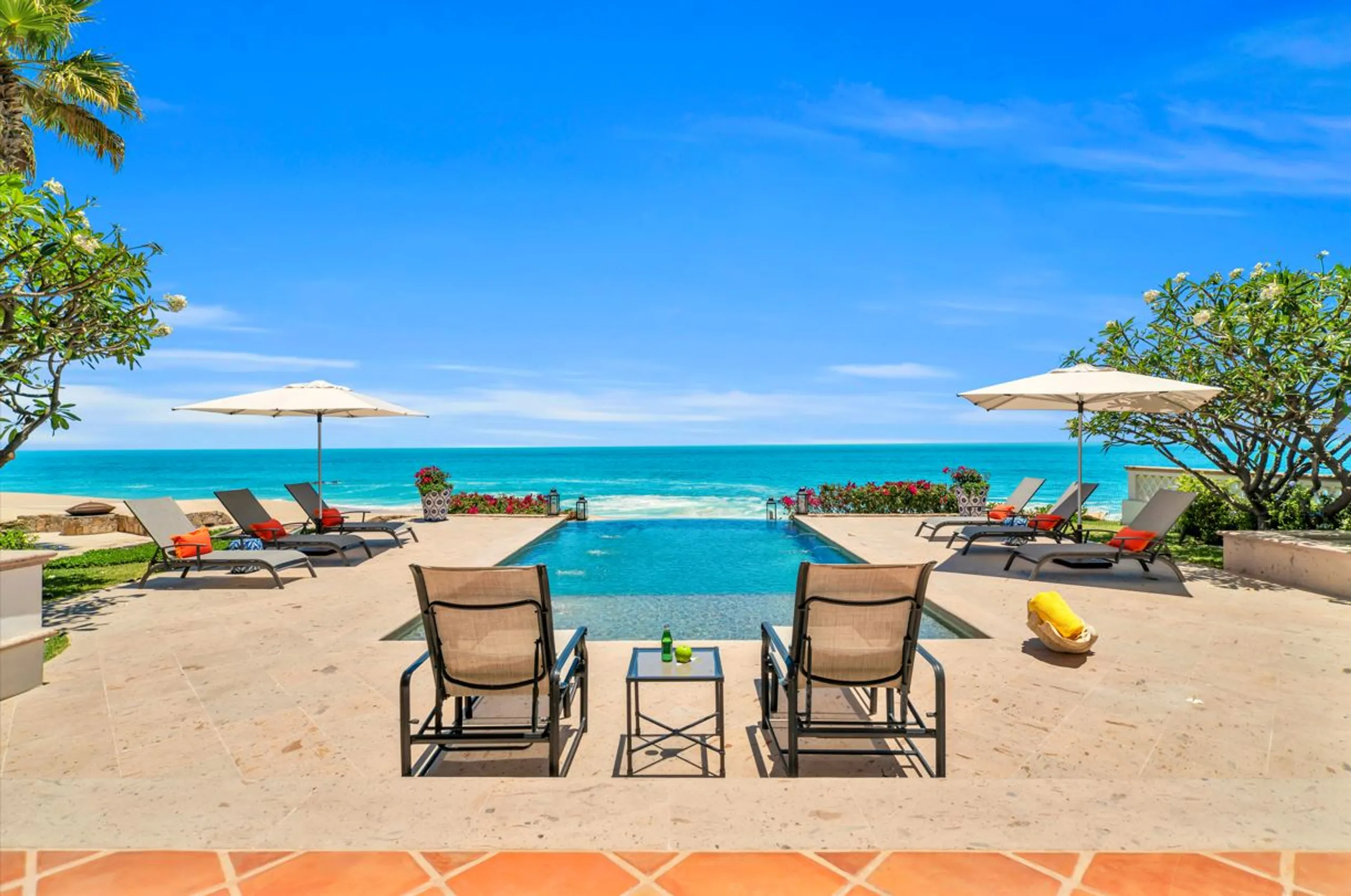 Invigorating Beachfront Villa with Private Infinity Pool, Resort Access and Sea Views — photograph 2