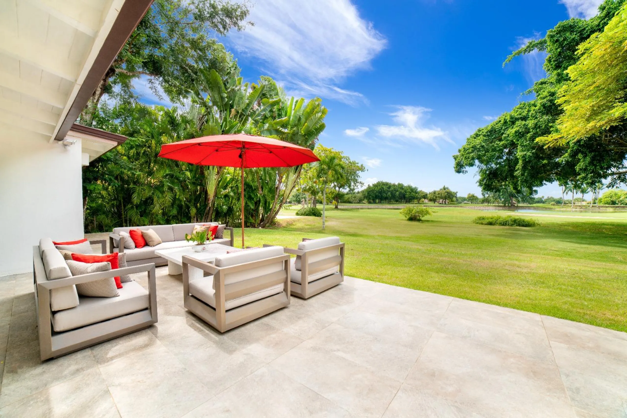 Posh Paradise Estate with Private Pool and Stunning Views — photograph 9