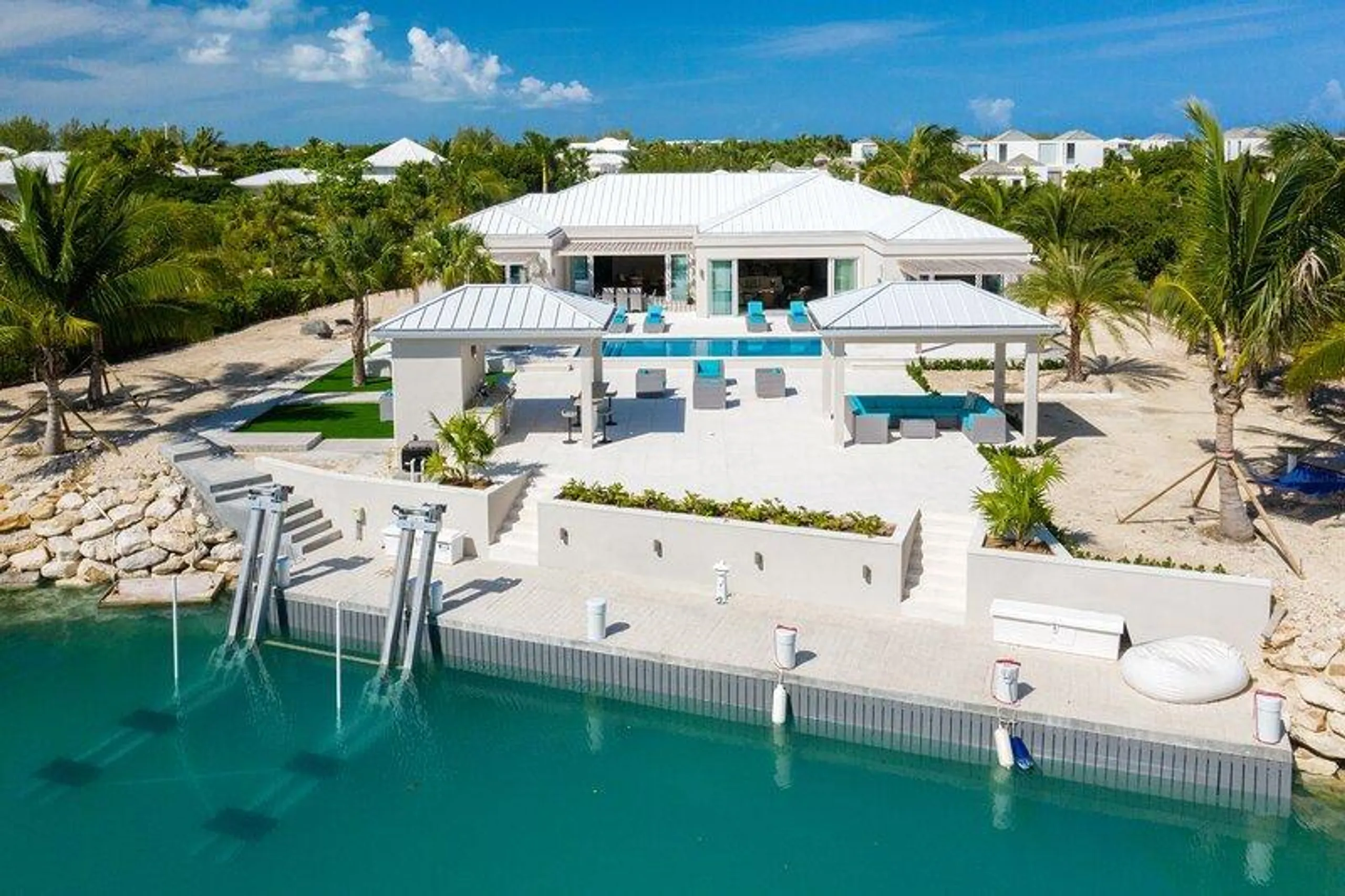 Awe-Inspiring Canal-Side Villa in Turks and Caicos with a Modern Island Flair — photograph 9