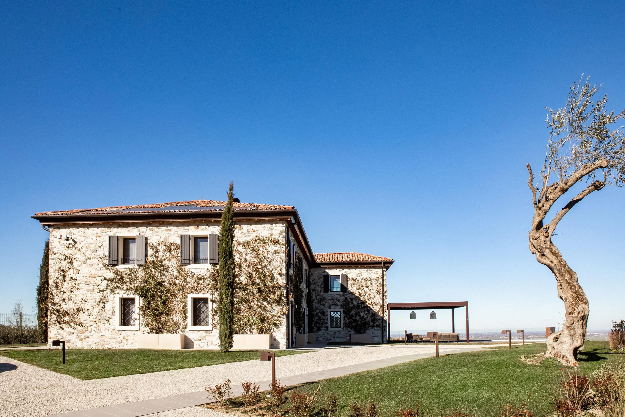 Classic Farmhouse Villa Overlooking Vineyard Amphitheater with Pool — photograph 2