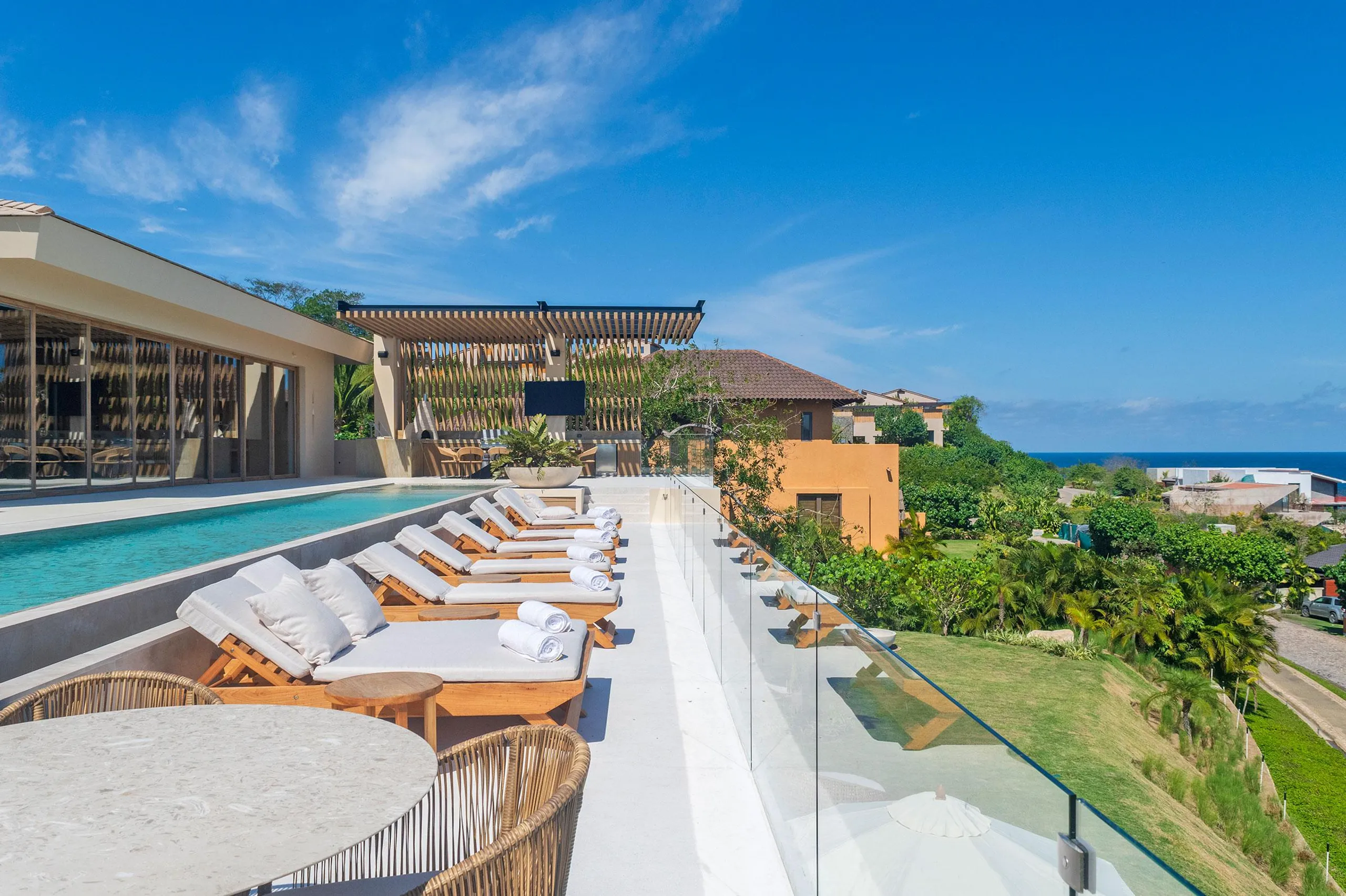 Majestic Oceanview Kupuri Estate with Infinity Pool, Golf Simulator, and Sauna with Ocean Views, Kupuri