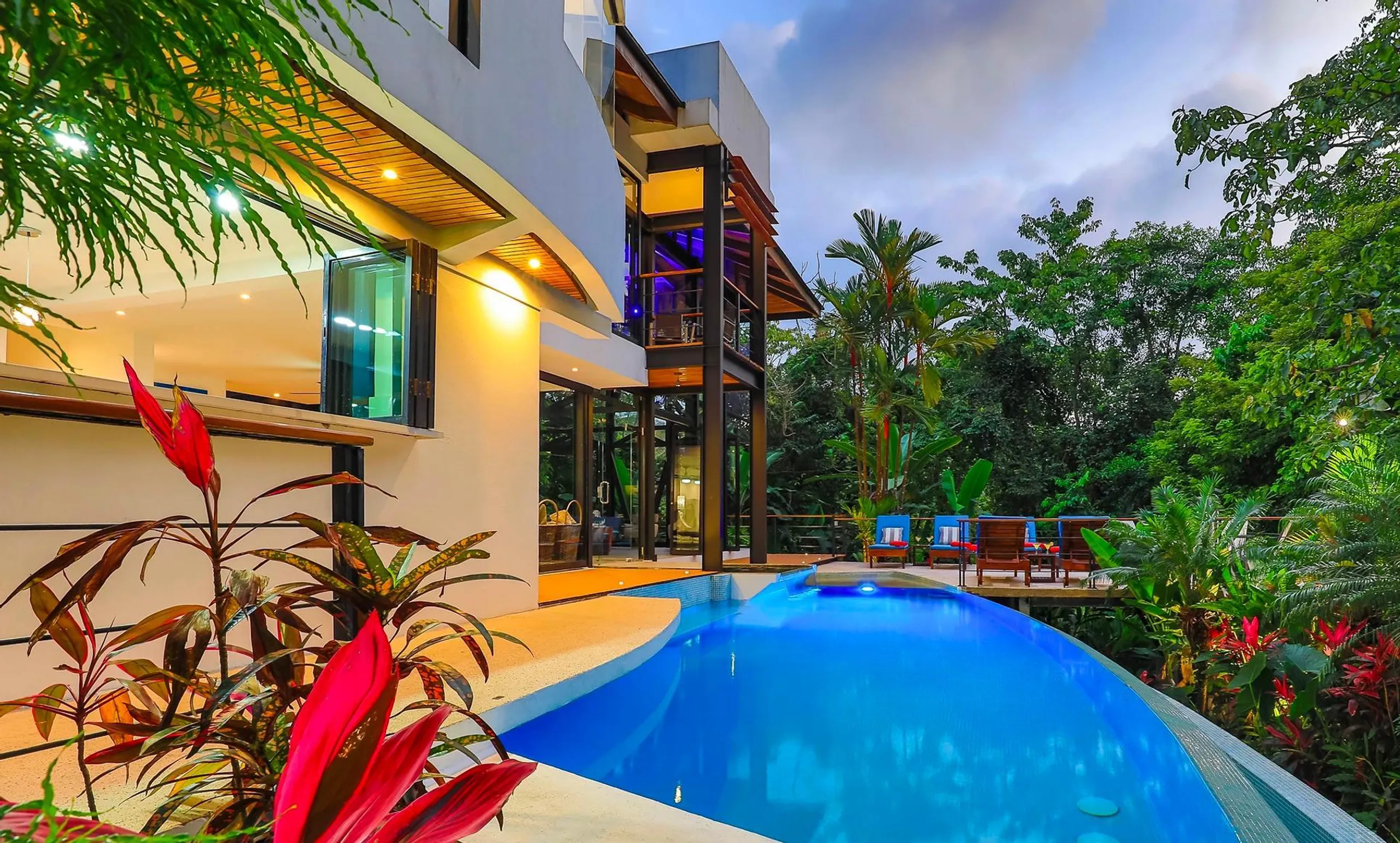 Tropical Modern Luxury Villa in with Private Pool  and Jungle Views — photograph 2