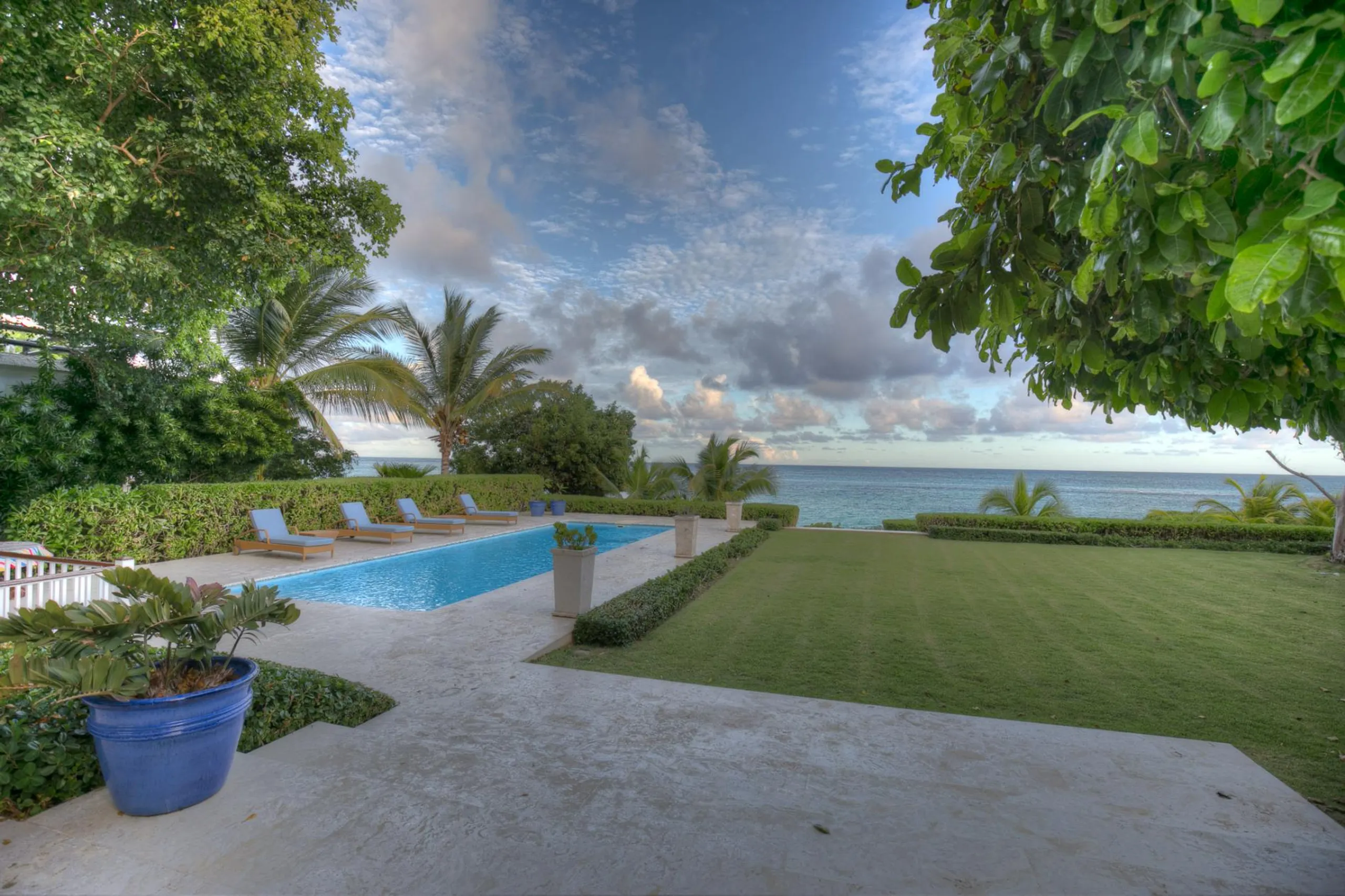 Idyllic Oceanfront Villa with Private Pool and Views — photograph 2