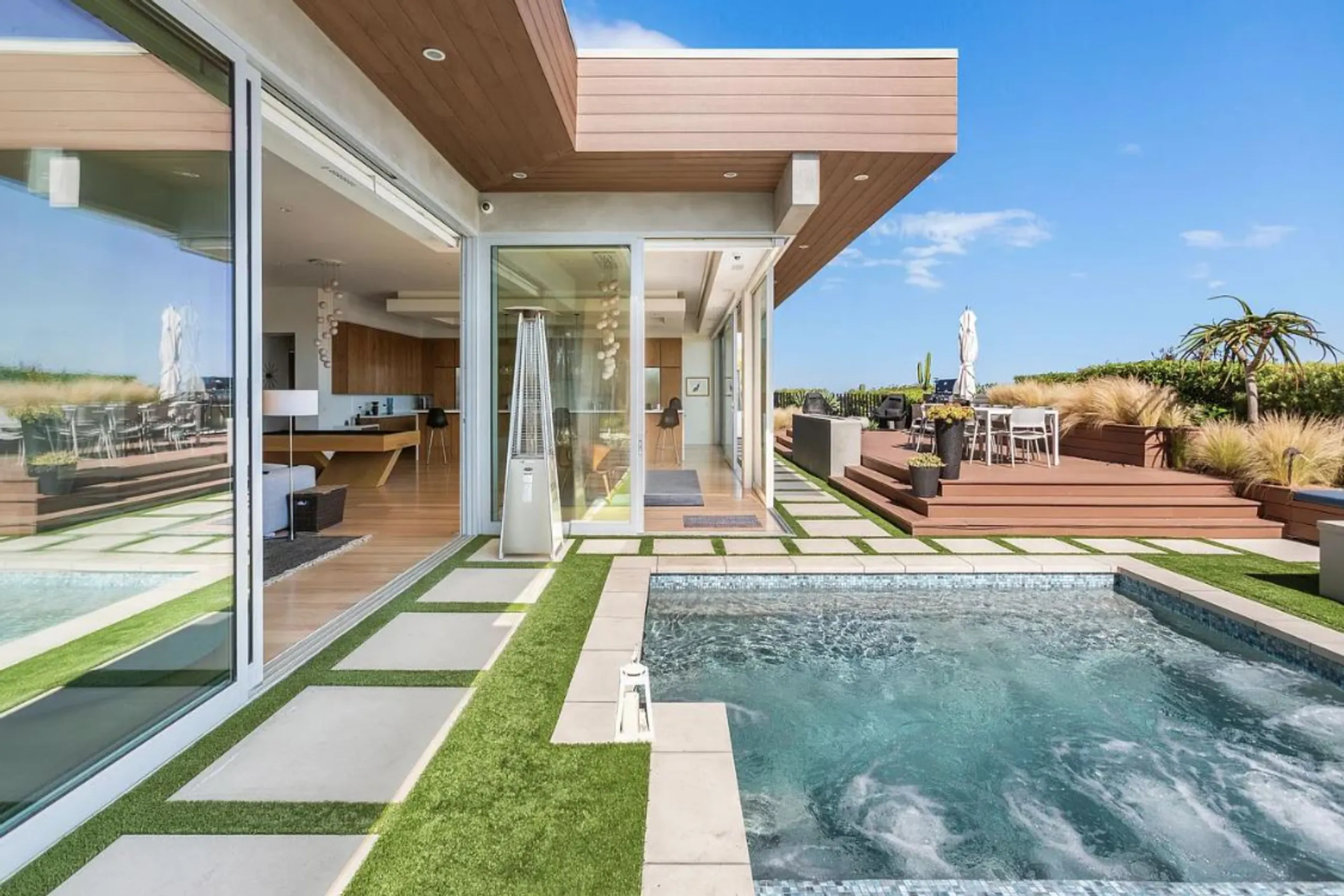 Majestic Elegant Villa with Infinity Pool And City View — photograph 10