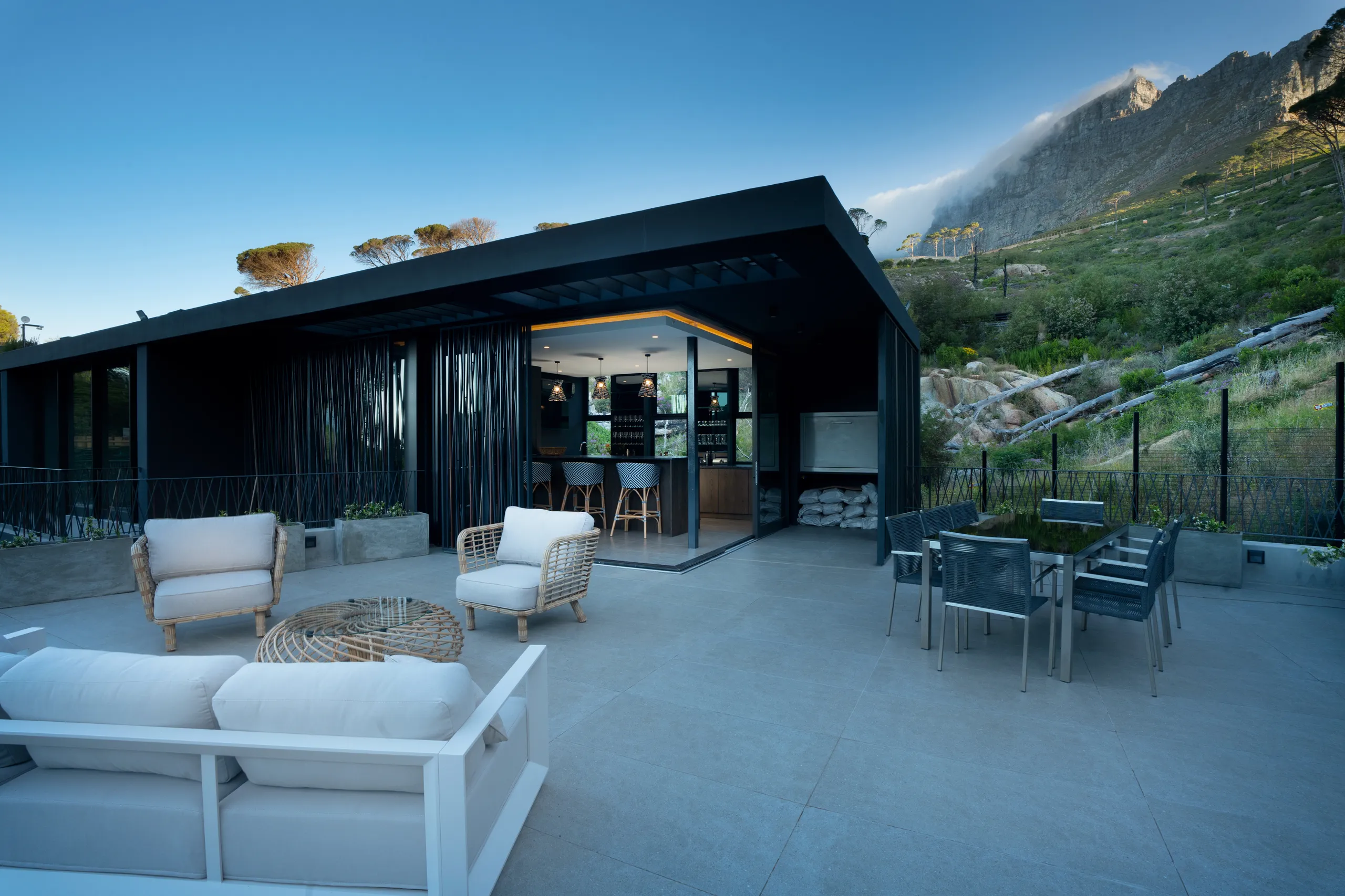 Enchanting Family Villa with Private Pool, Table Mountain and Majestic Lion’s Head Views — photograph 11