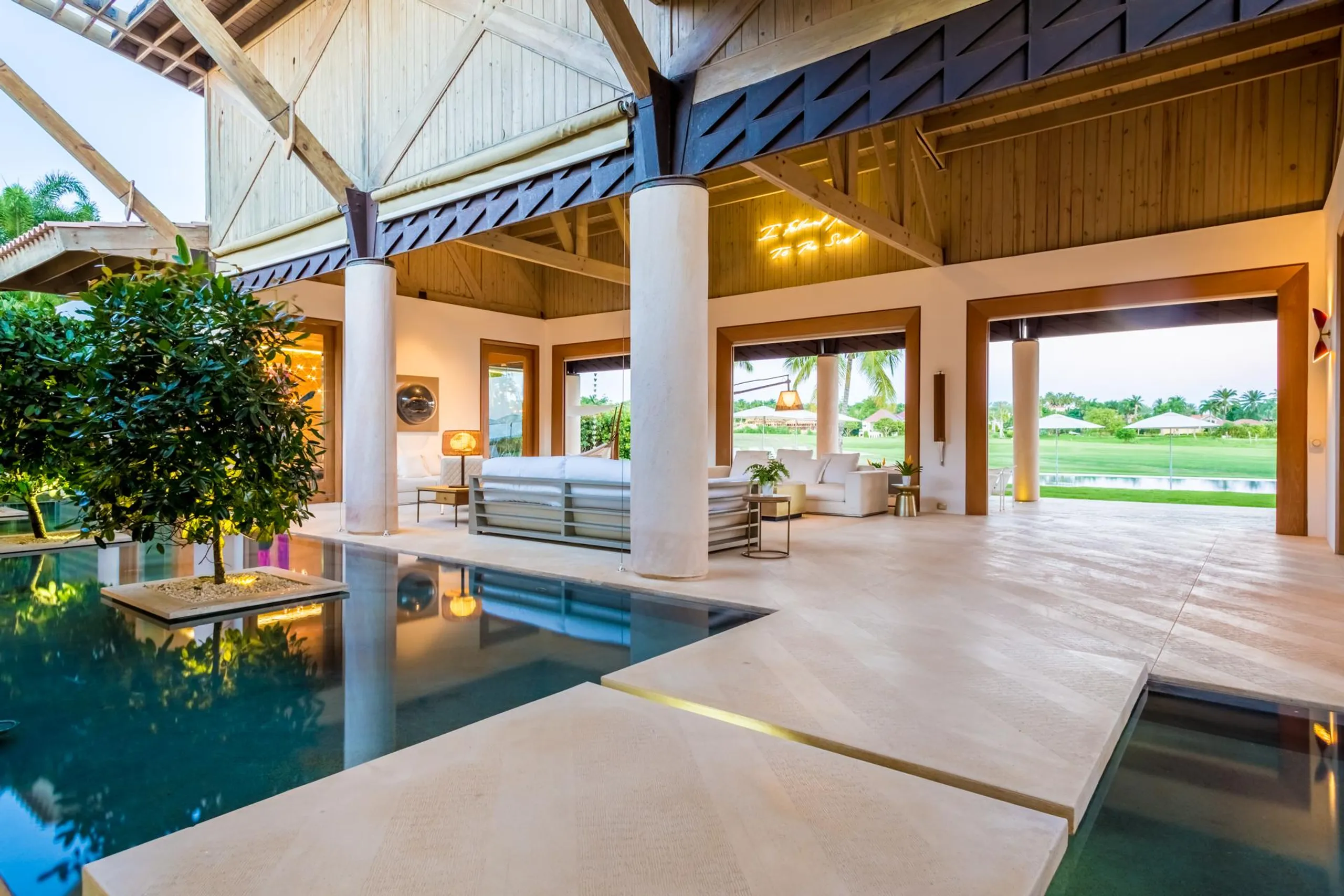 Exhilarating Contemporary Villa with 18-Meter Pool and Jacuzzi — photograph 4
