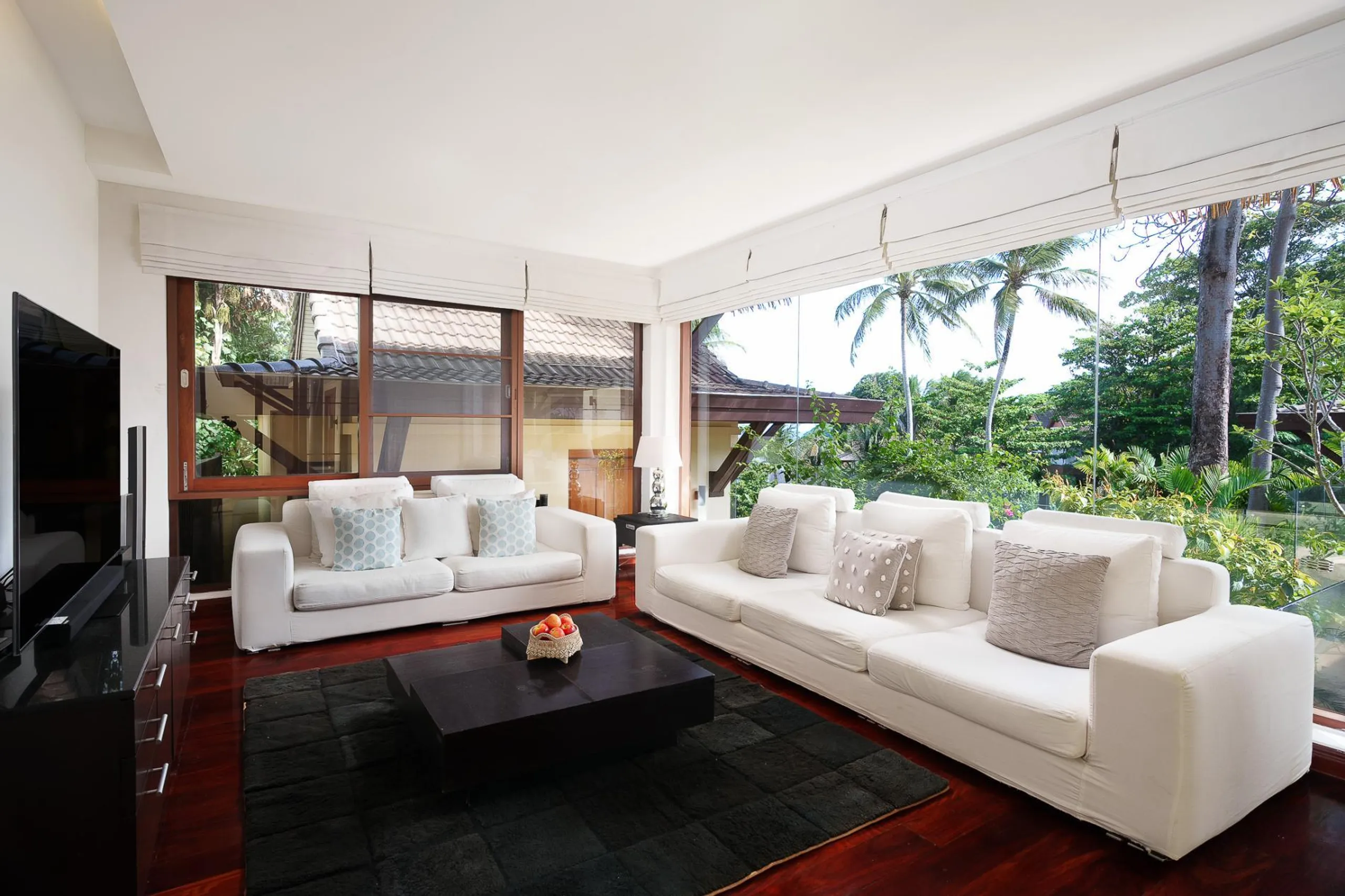 Majestic Phuket Villa with Infinity Pool — photograph 9