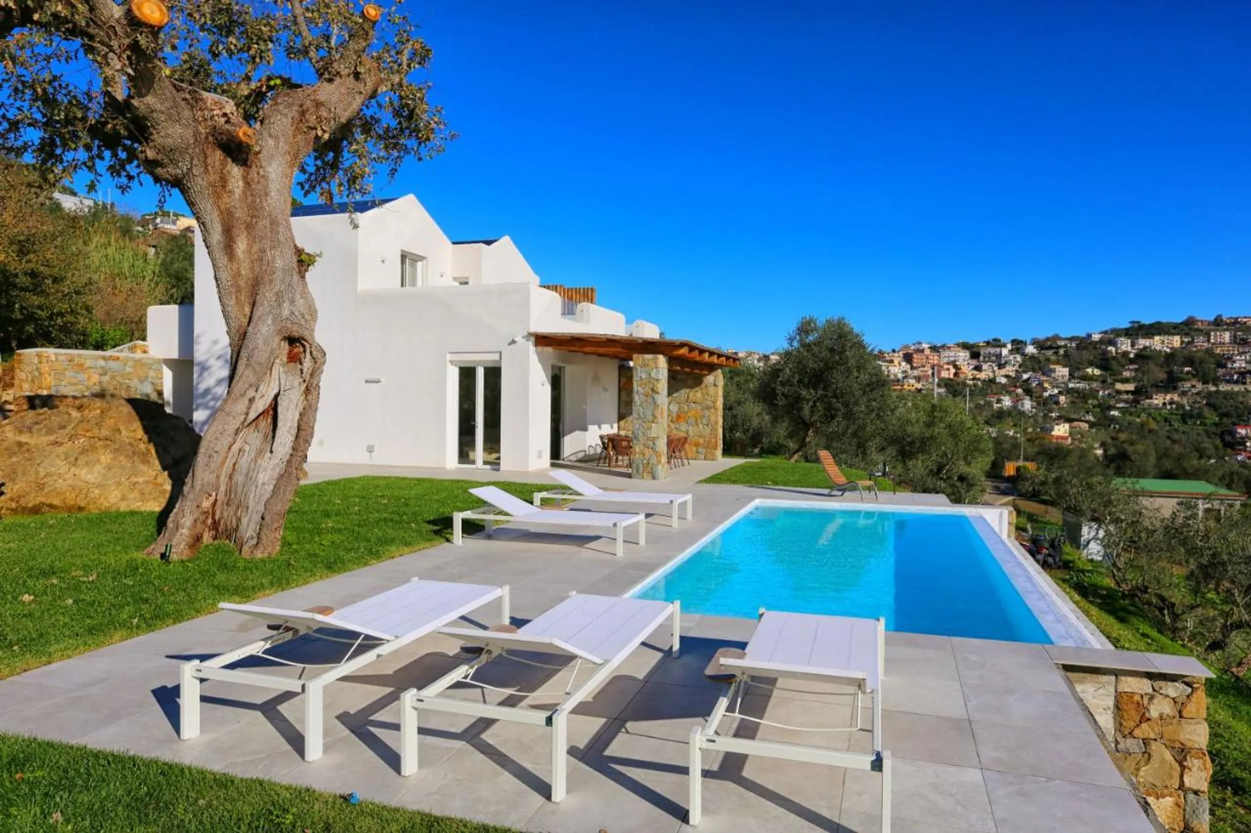 Resplendent Hillside Haven with Heated Infinity Pool and Sea Views — photograph 4