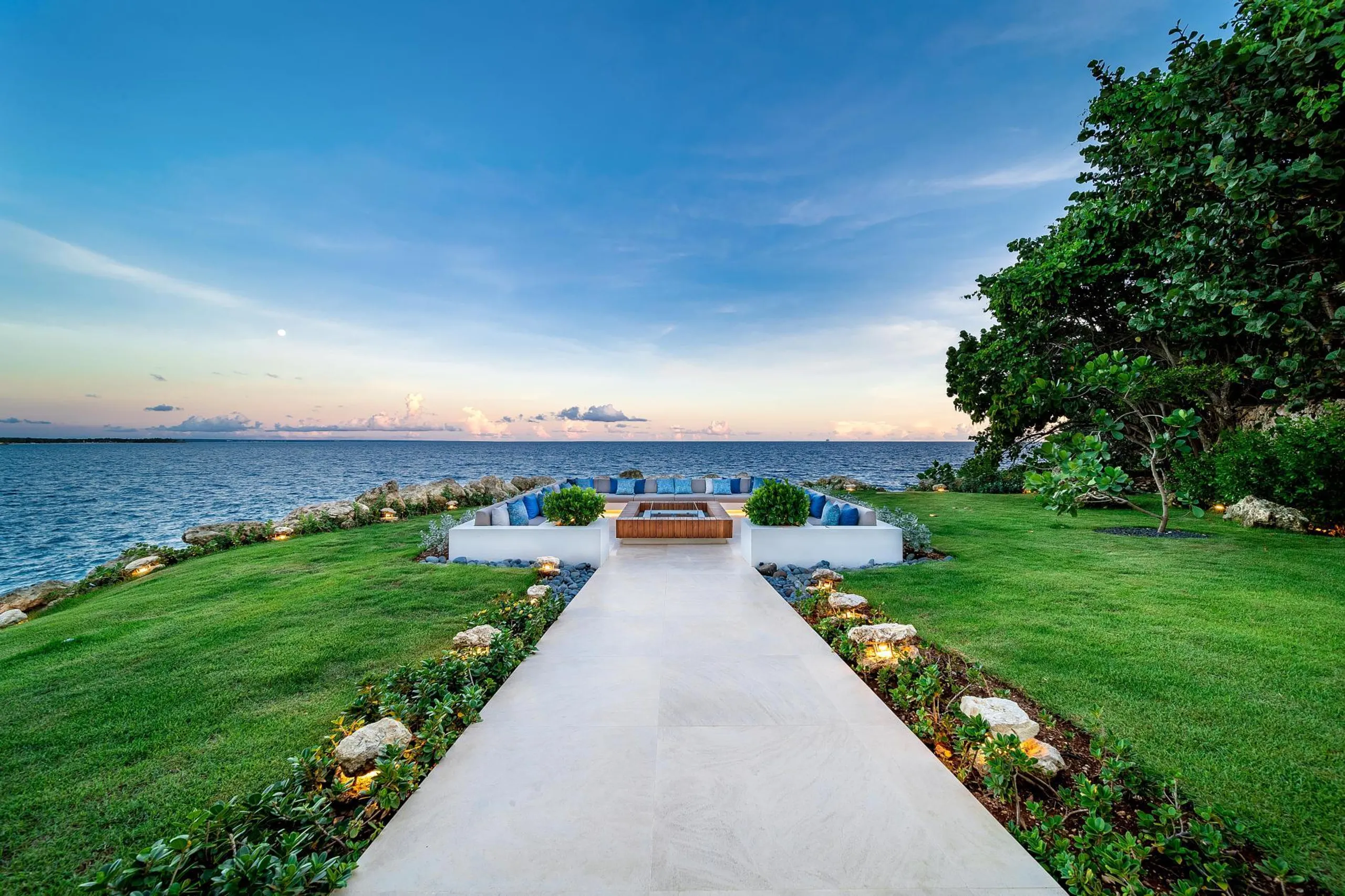 Elegant Tropical Villa with Contemporary Design, Private Pool and Expansive Living Areas — photograph 8