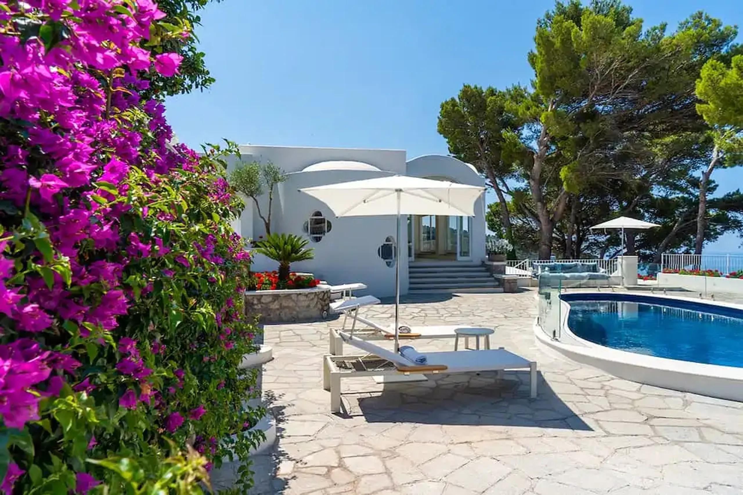 Luxurious Getaway in Anacapri with Private Pool and Magnificent Sea View — photograph 3