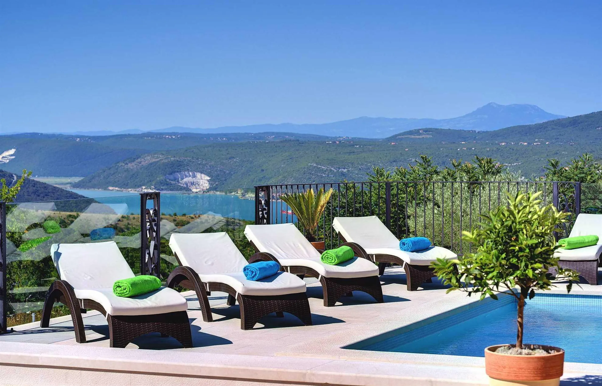 Gleaming 7Bedroom Villa with Private Pool, Sea and Island Views — photograph 6