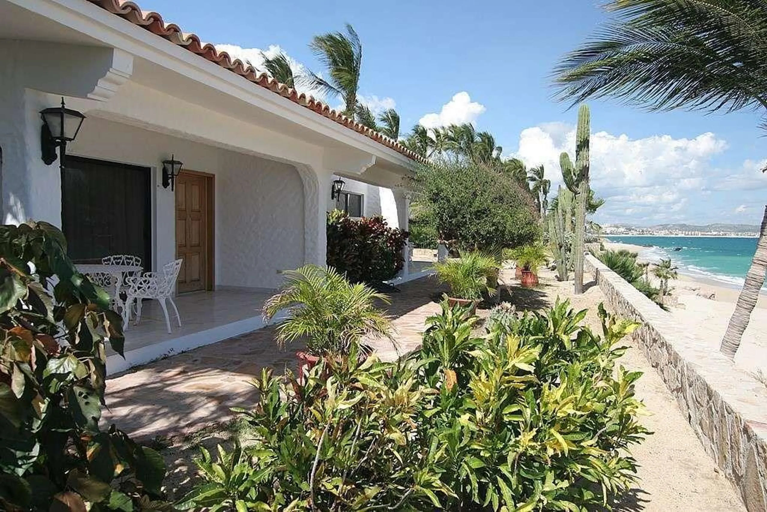 Classic Palmilla Beachfront Estate with Private Pool and Ocean Views — photograph 3