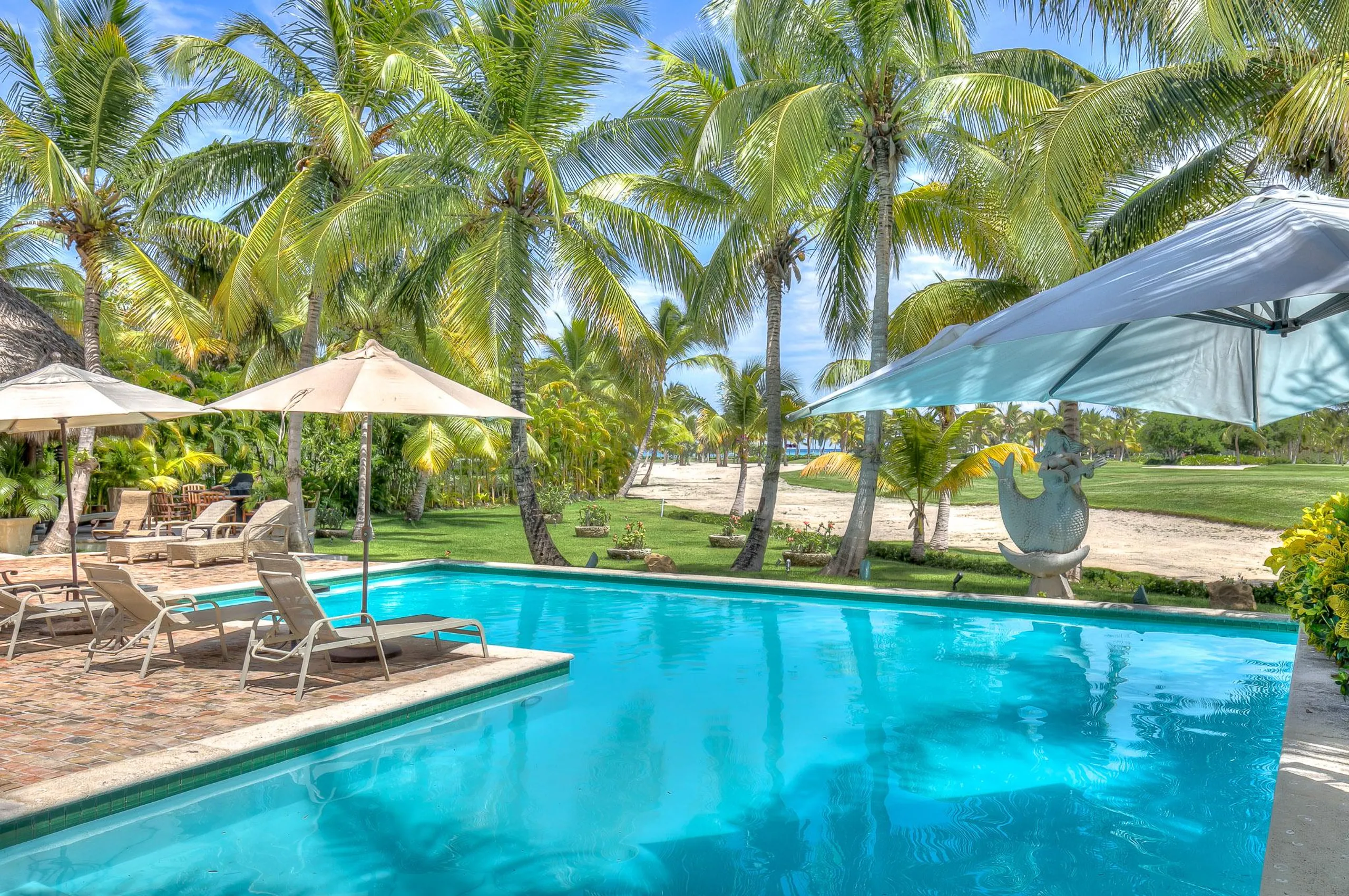 Opulent Six-Bedroom Villa with Pool, Jacuzzi, Gazebo and Golf Views — photograph 3
