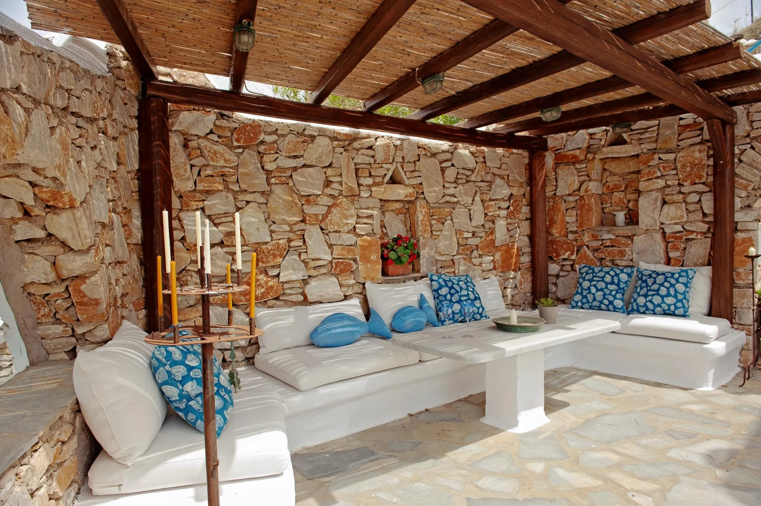 Grandiose Oceanside Villa in Mykonos with Crystalline Pool — photograph 10