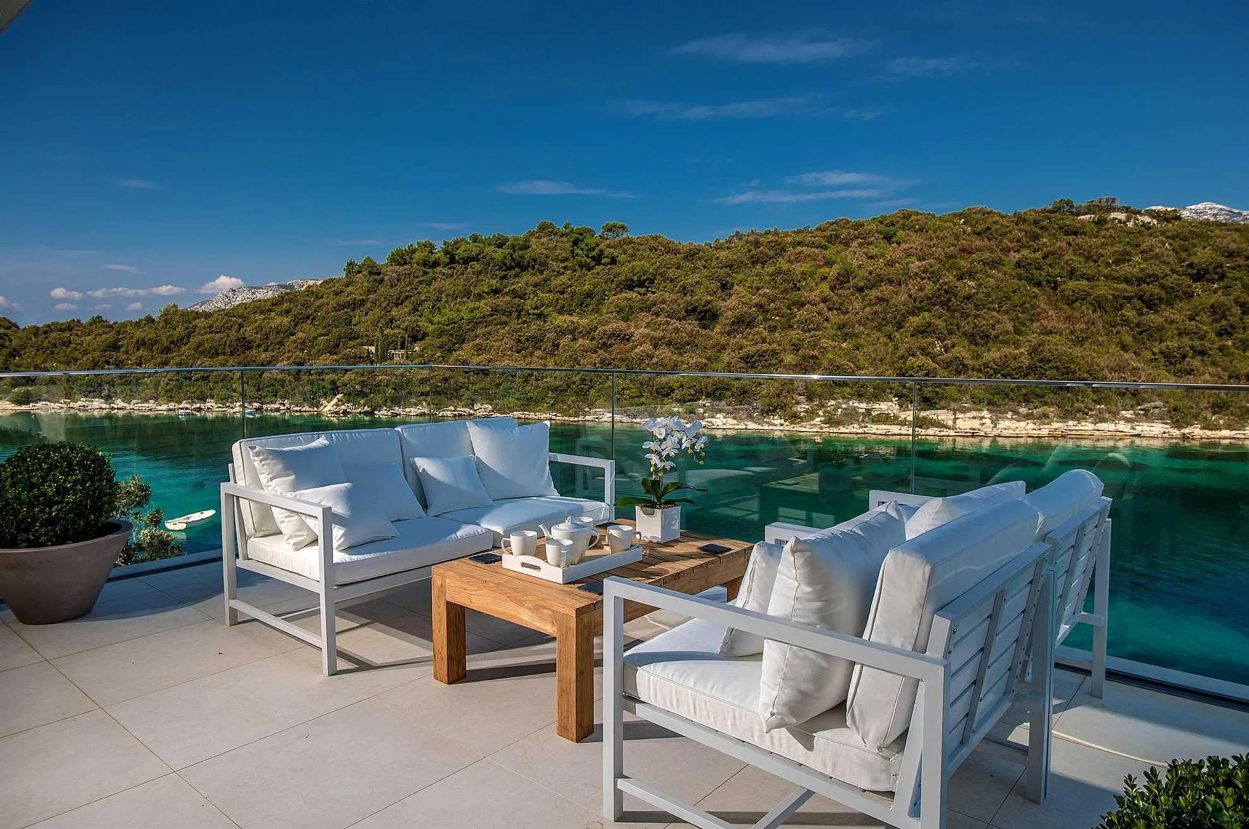 Splendid Modern Villa with Private Pool and Gorgeous Bay View — photograph 10