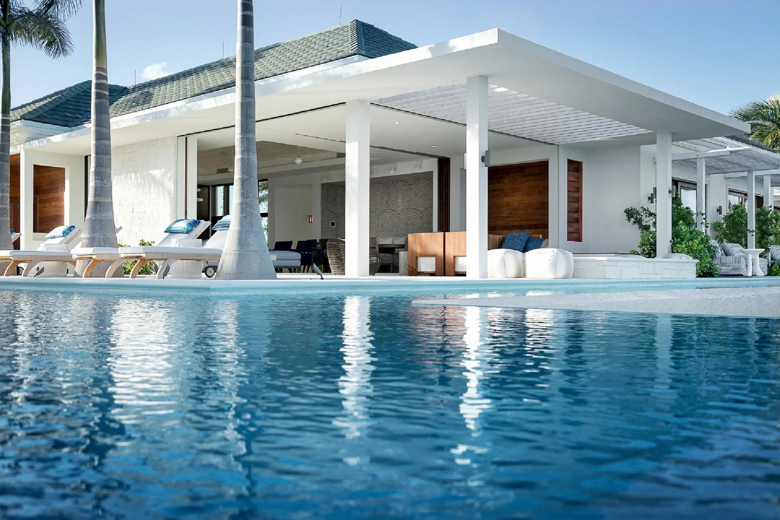 Elegant Modern Beachfront Estate with Multiple Pools and Oceans Views — photograph 5