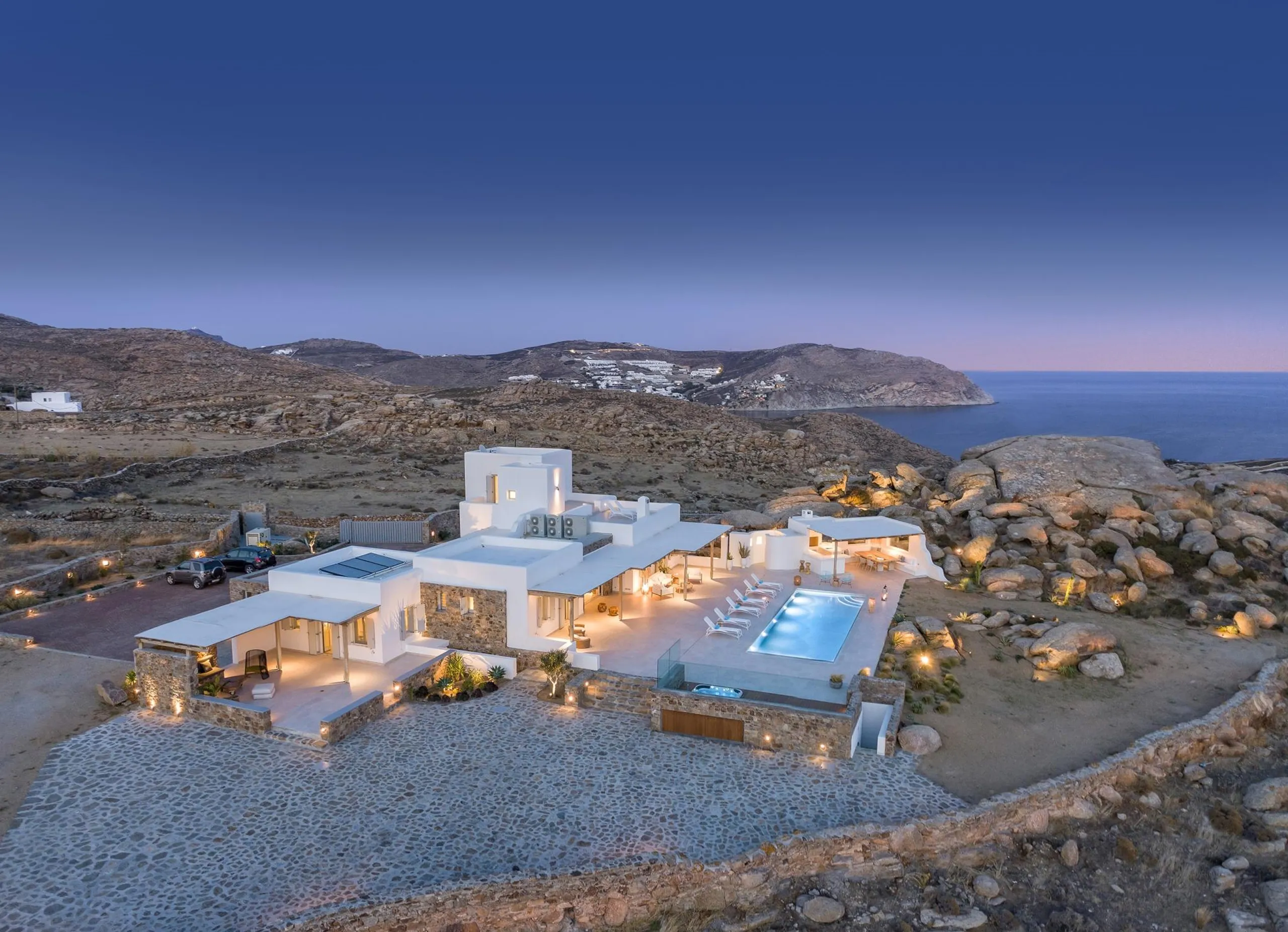 Superb  Mykonos Villa with Private Pool and Jacuzzi — photograph 3