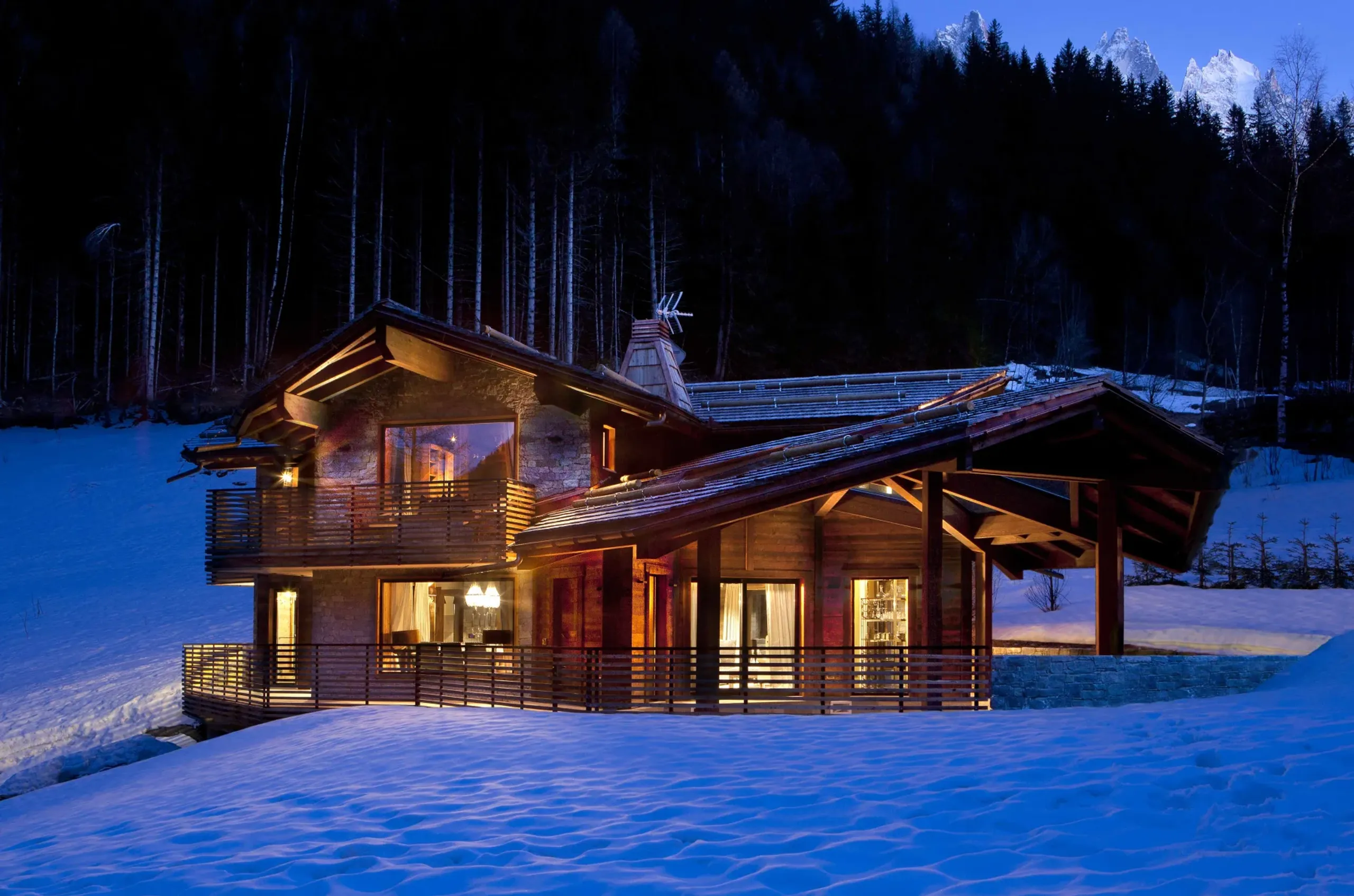 Chic Architecturally Designed Chalet with Spa, Pool, & Mountain Views in Chamonix Valley — photograph 6