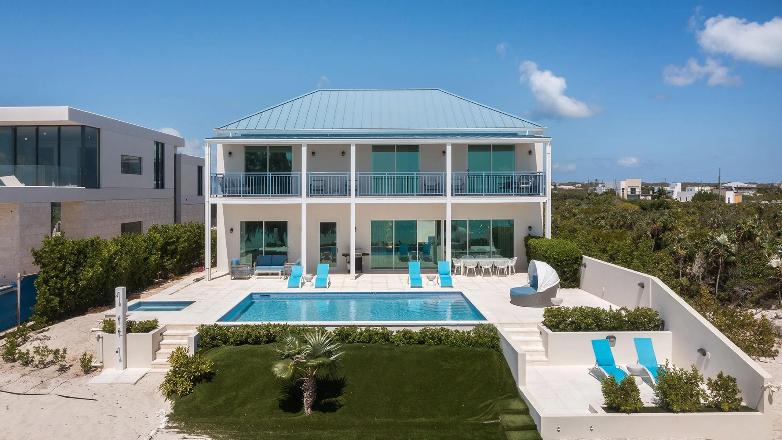 Contemporary Long Bay Beach Villa with Private Pool and Ocean Views — photograph 3