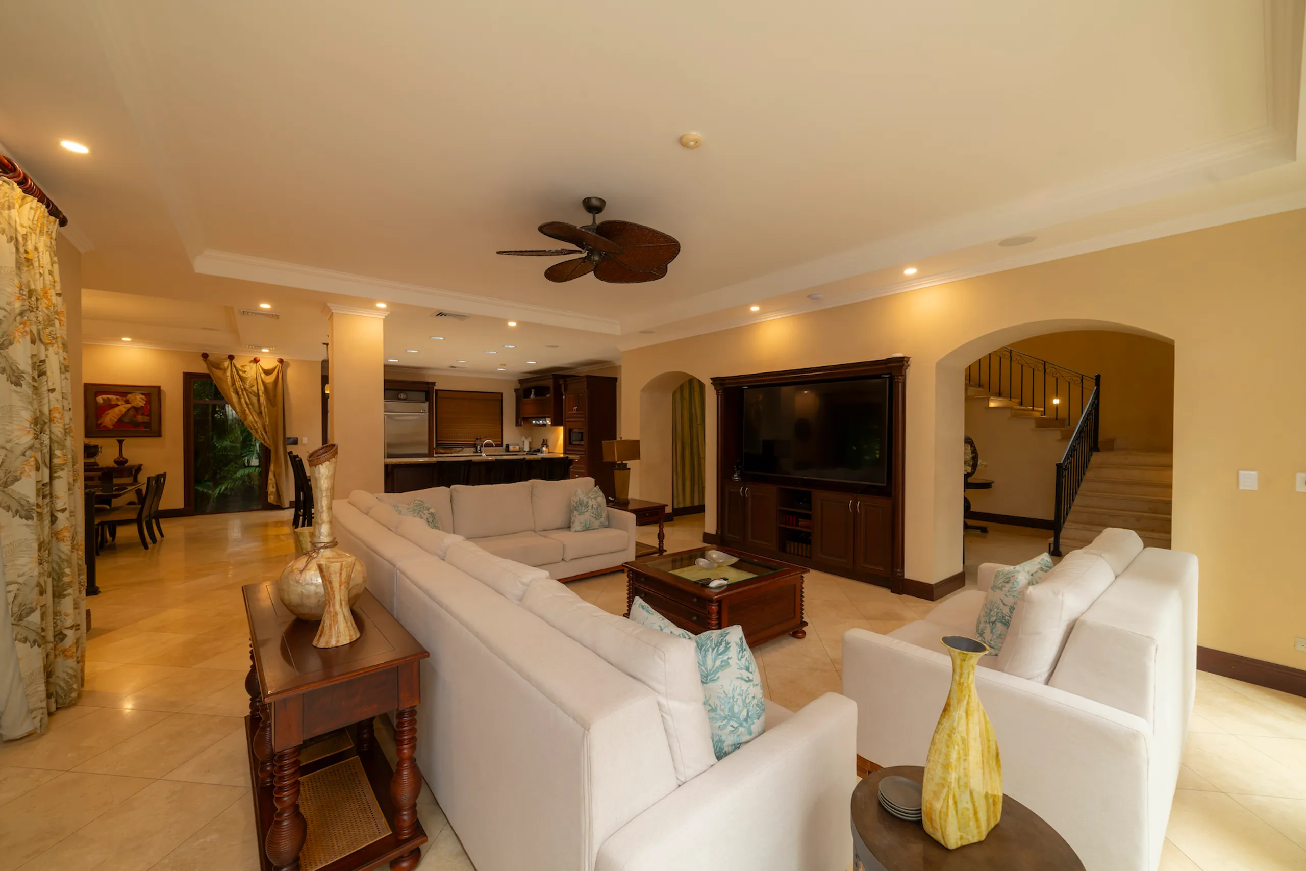 Federico Castro–Designed Villa in Los Sueños with Pool, Theater & Golf Views — photograph 9