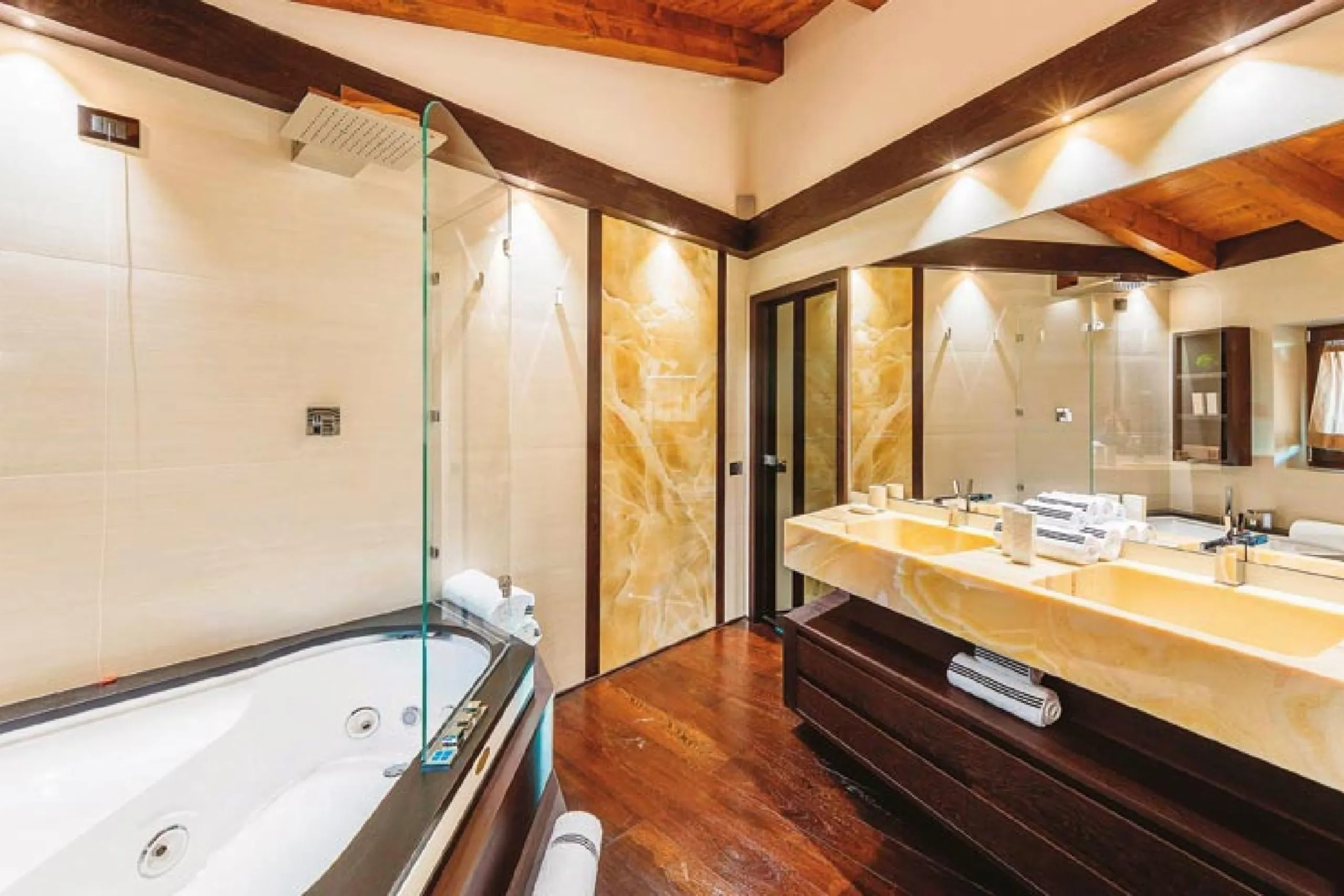 Superb Refinement Villa with Indoor Cozy Pool and Sauna — photograph 11