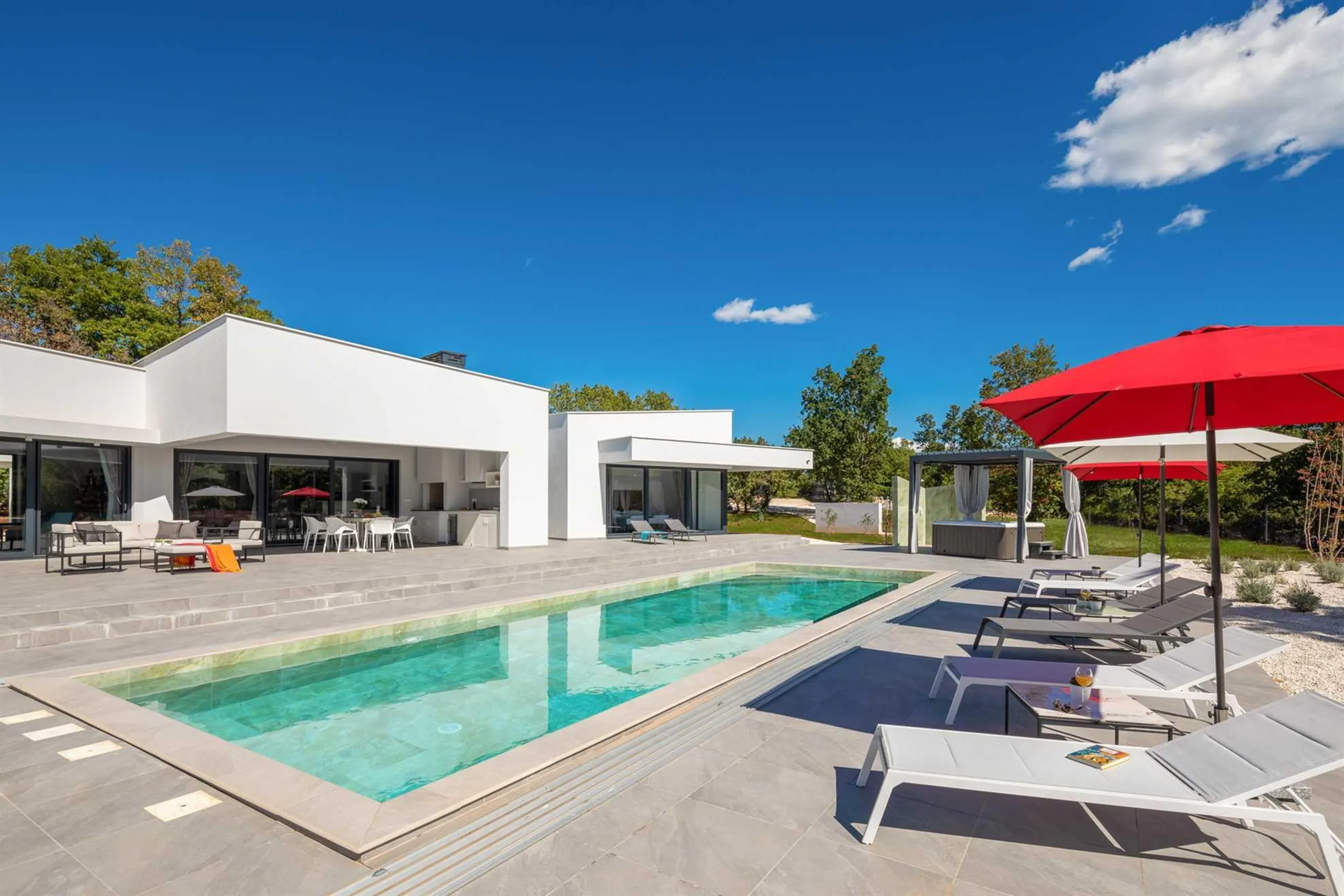 Exceptional Villa Hideaway with Pool and Lush Surroundings — photograph 3