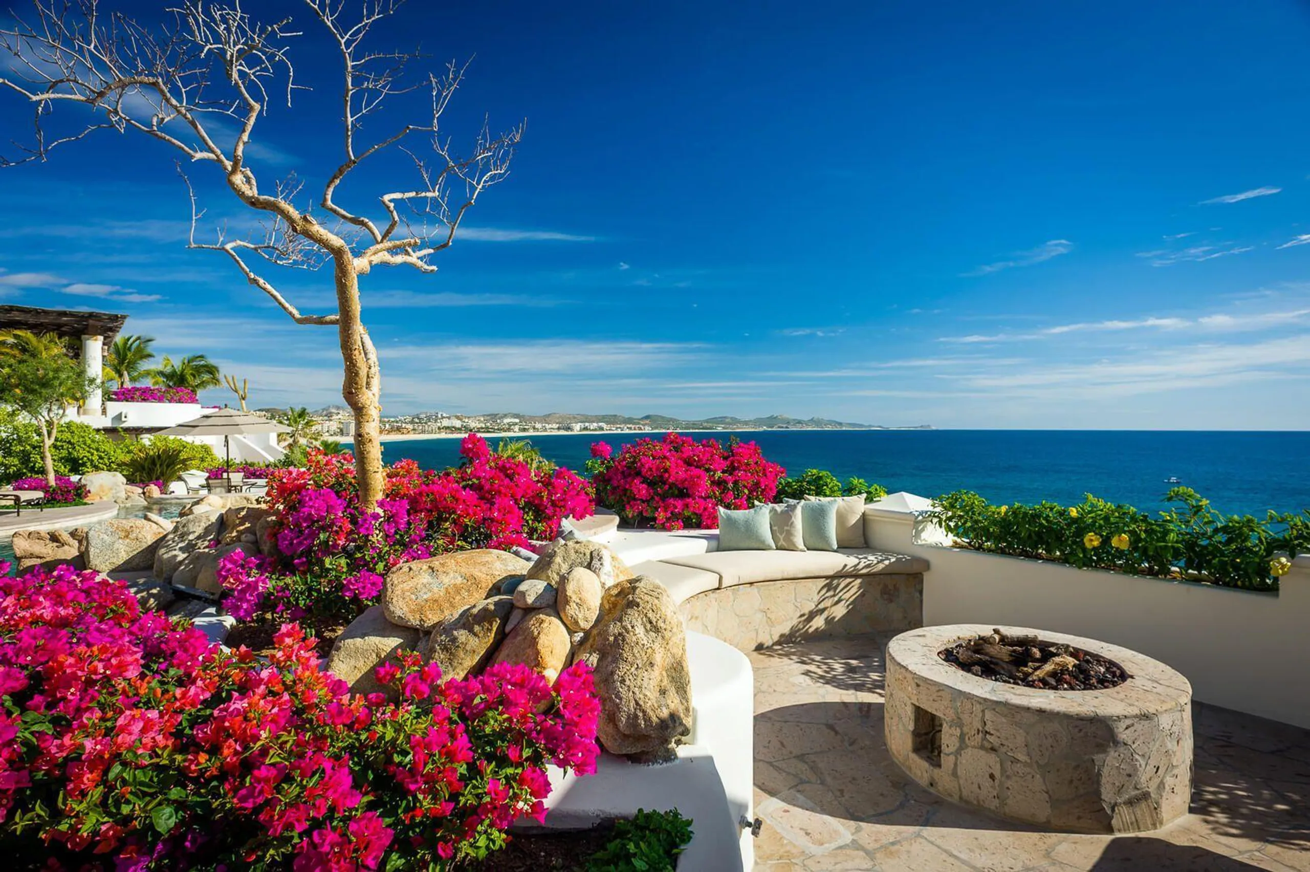 Spanish Colonial Architectural Palmilla Estate with Infinity Pool and Sweeping Ocean Views — photograph 6