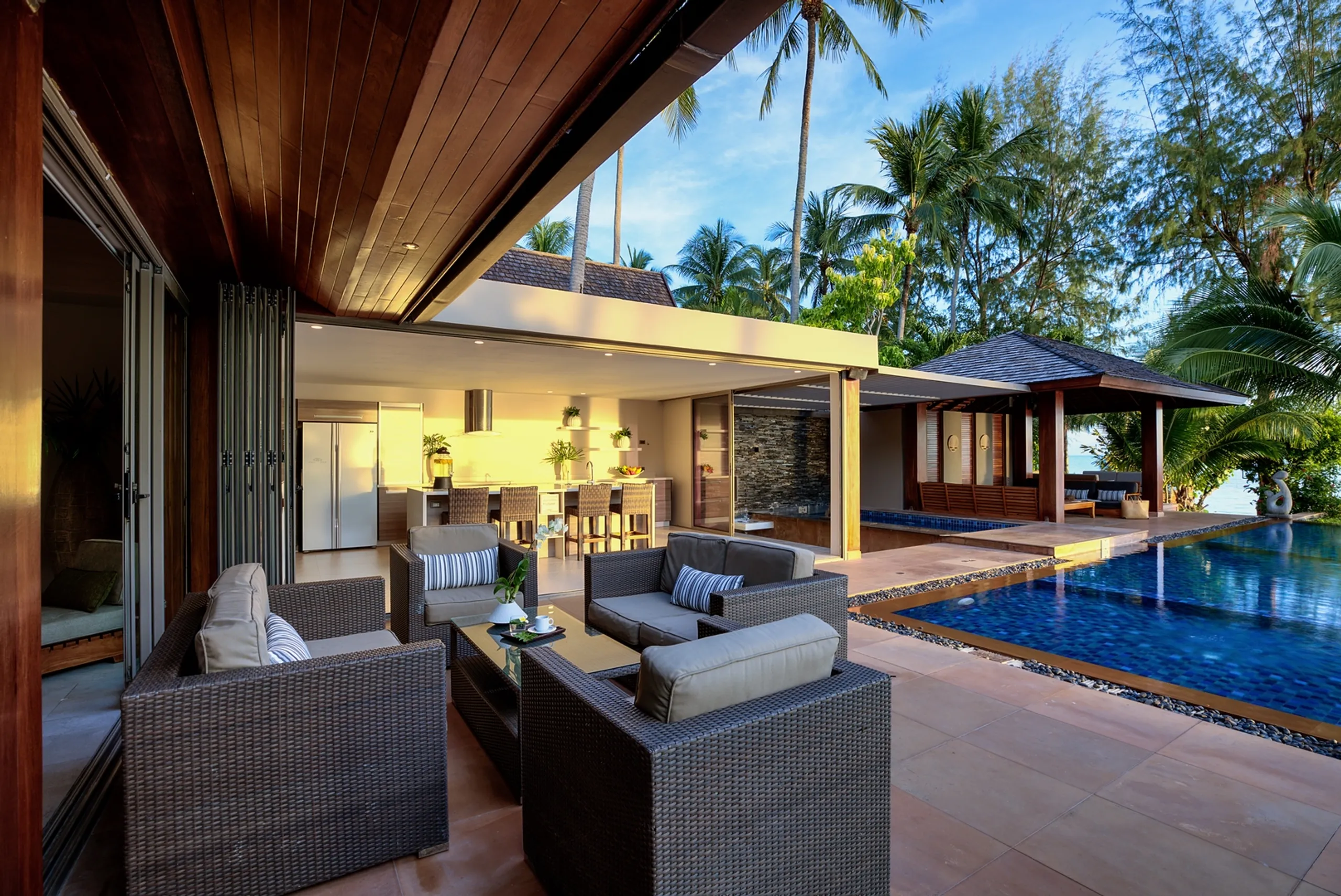 Majestic Beachfront Getaway with Infinity Pool and Panoramic Sunset Views — photograph 10