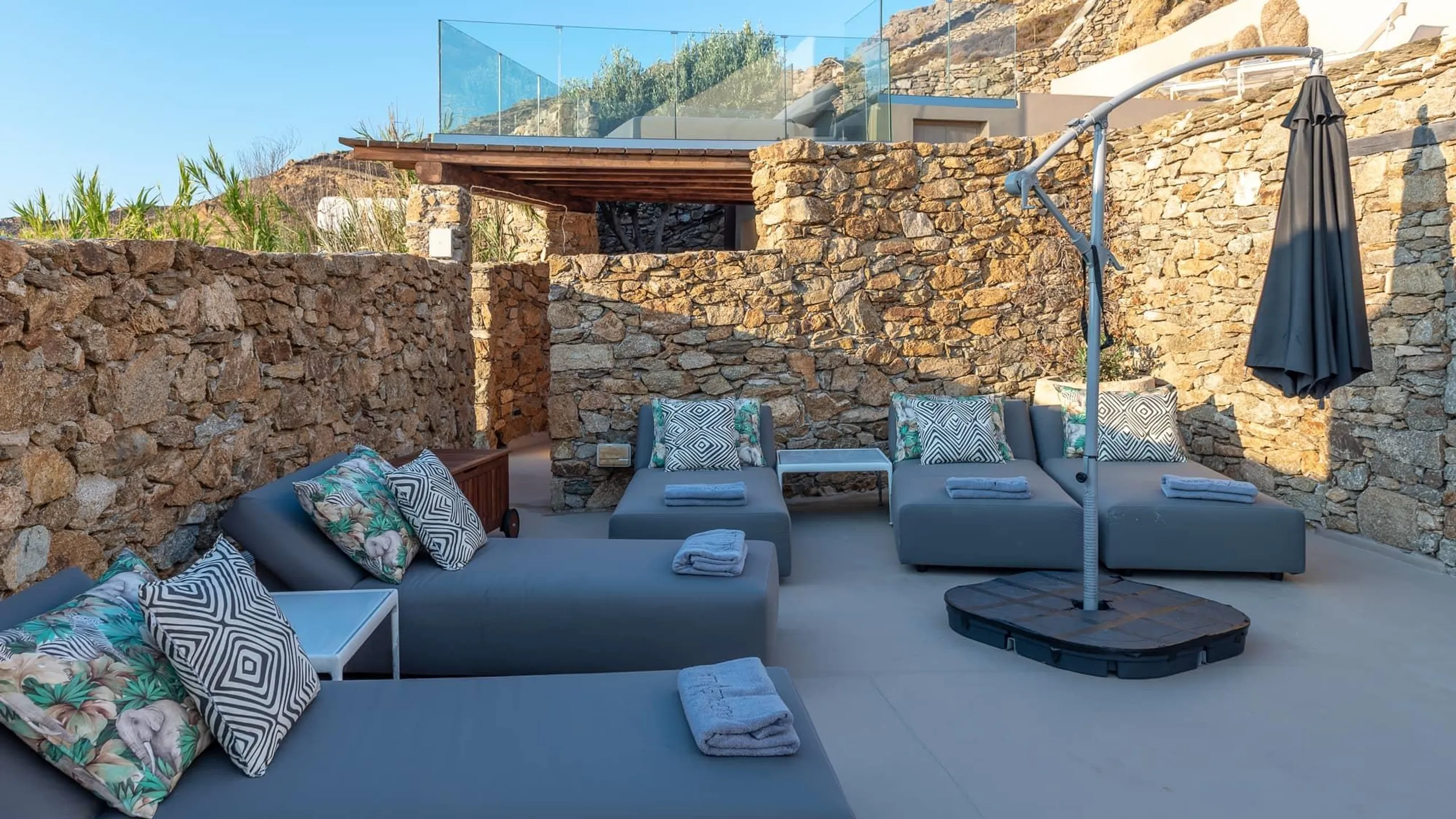 Statuesque Seaview Villa in Mykonos with Waterfalling Pool and Jacuzzi — photograph 10