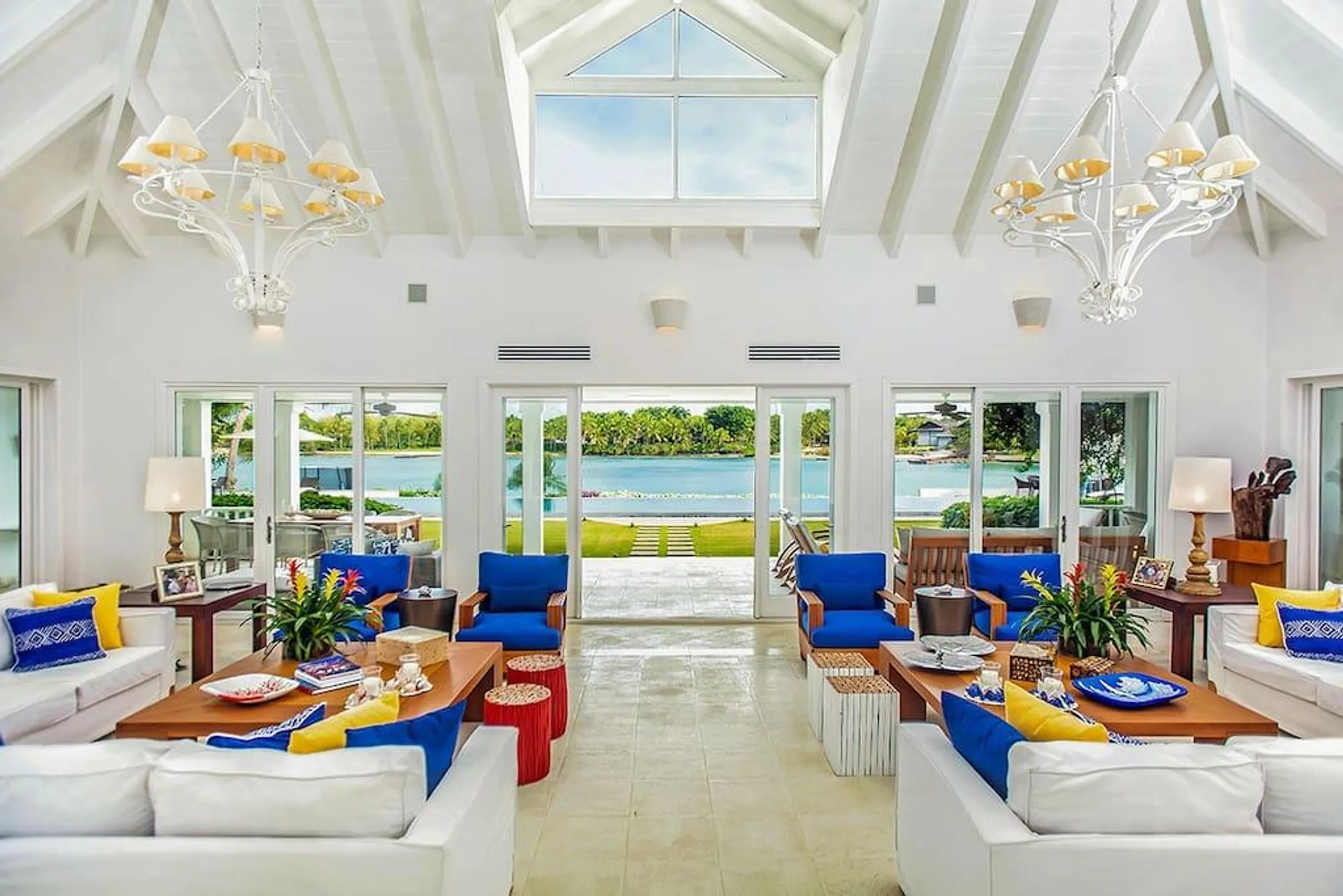 High-end Seaside Estate with Infinity Pool and Walks to Beach — photograph 6