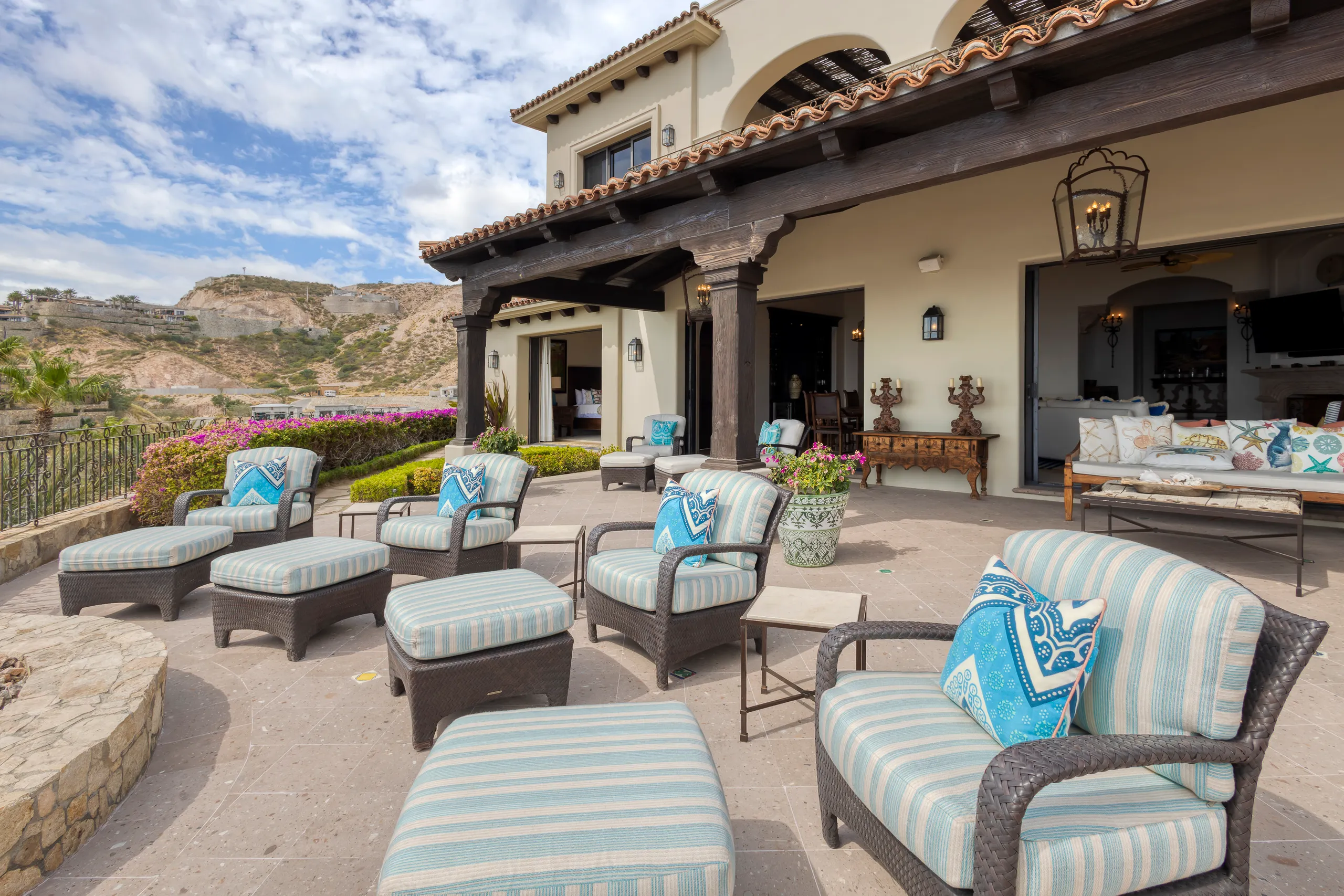 Elegantly Appointed Five Bedroom Villa with Private Infinity Pool, Jacuzzi and Panoramic Ocean Views — photograph 6