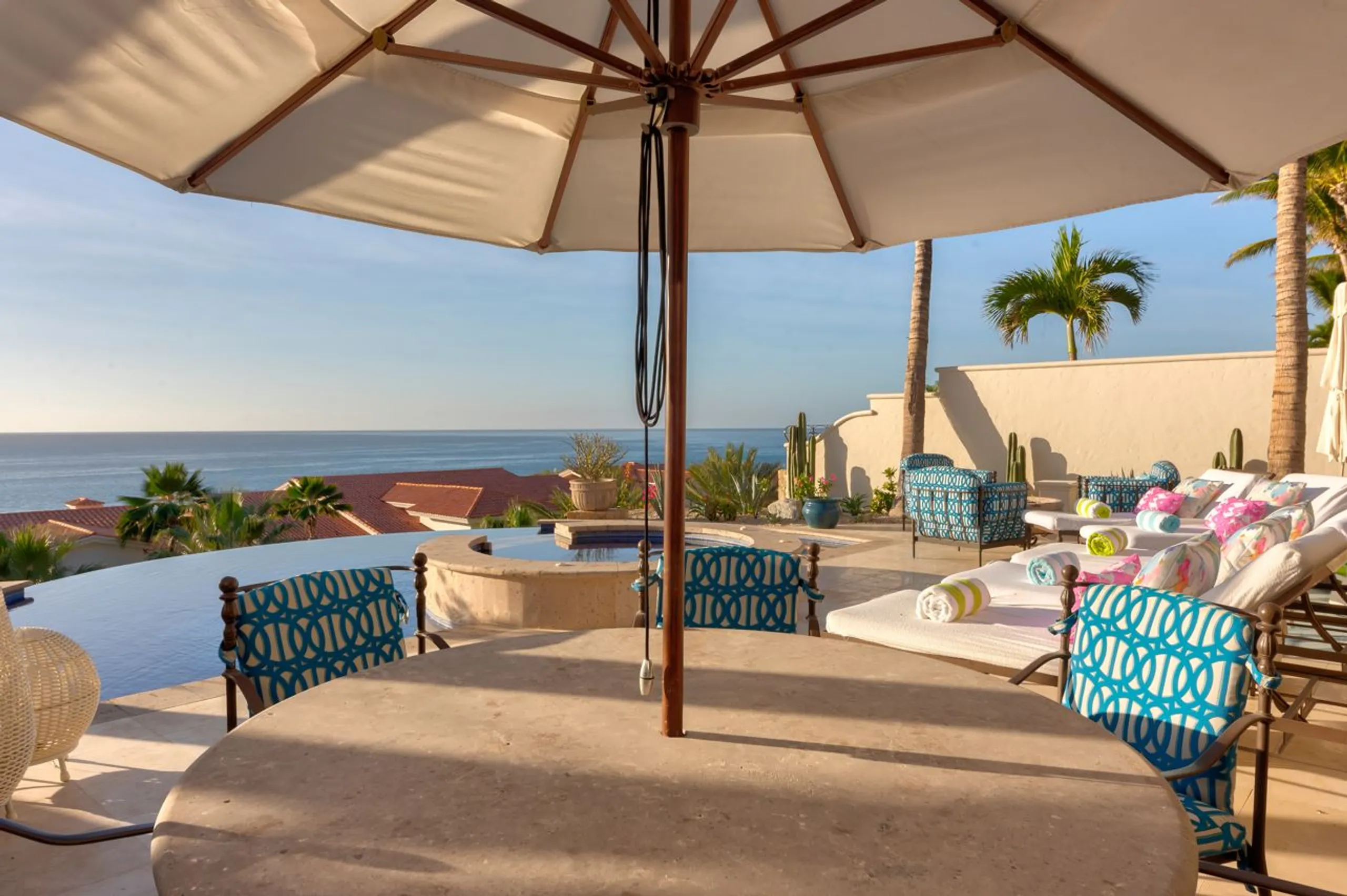Lavish  5-Bedroom Villa with Infinity Pool, Jacuzzi, Resort Access and Sea Views — photograph 12