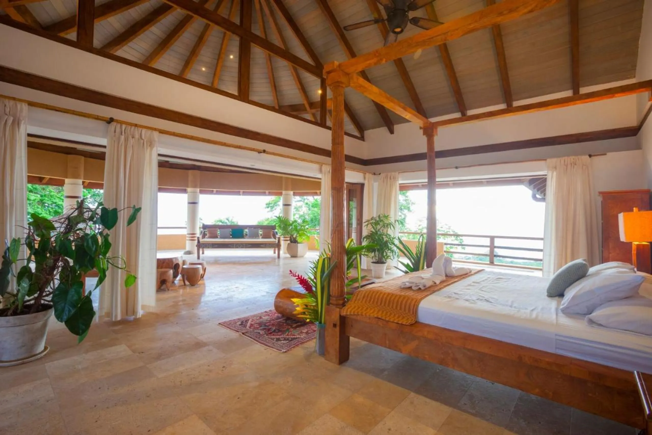 Elegantly Appointed Villa with Ocean-View Infinity Pool and Spacious Master Suites — photograph 5