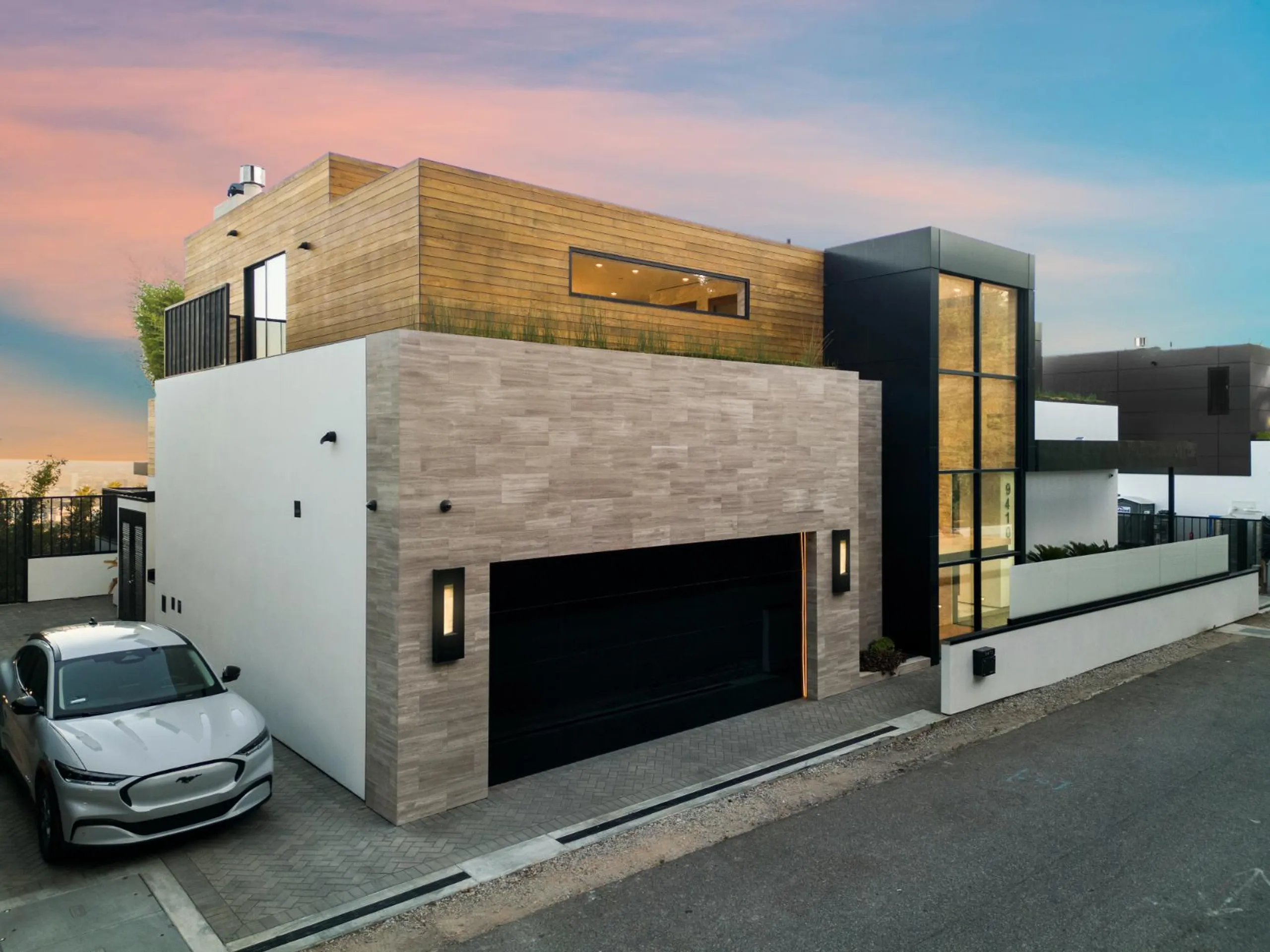 Stunning Bird Street Modern Estate with Infinity Pool and Views — photograph 2