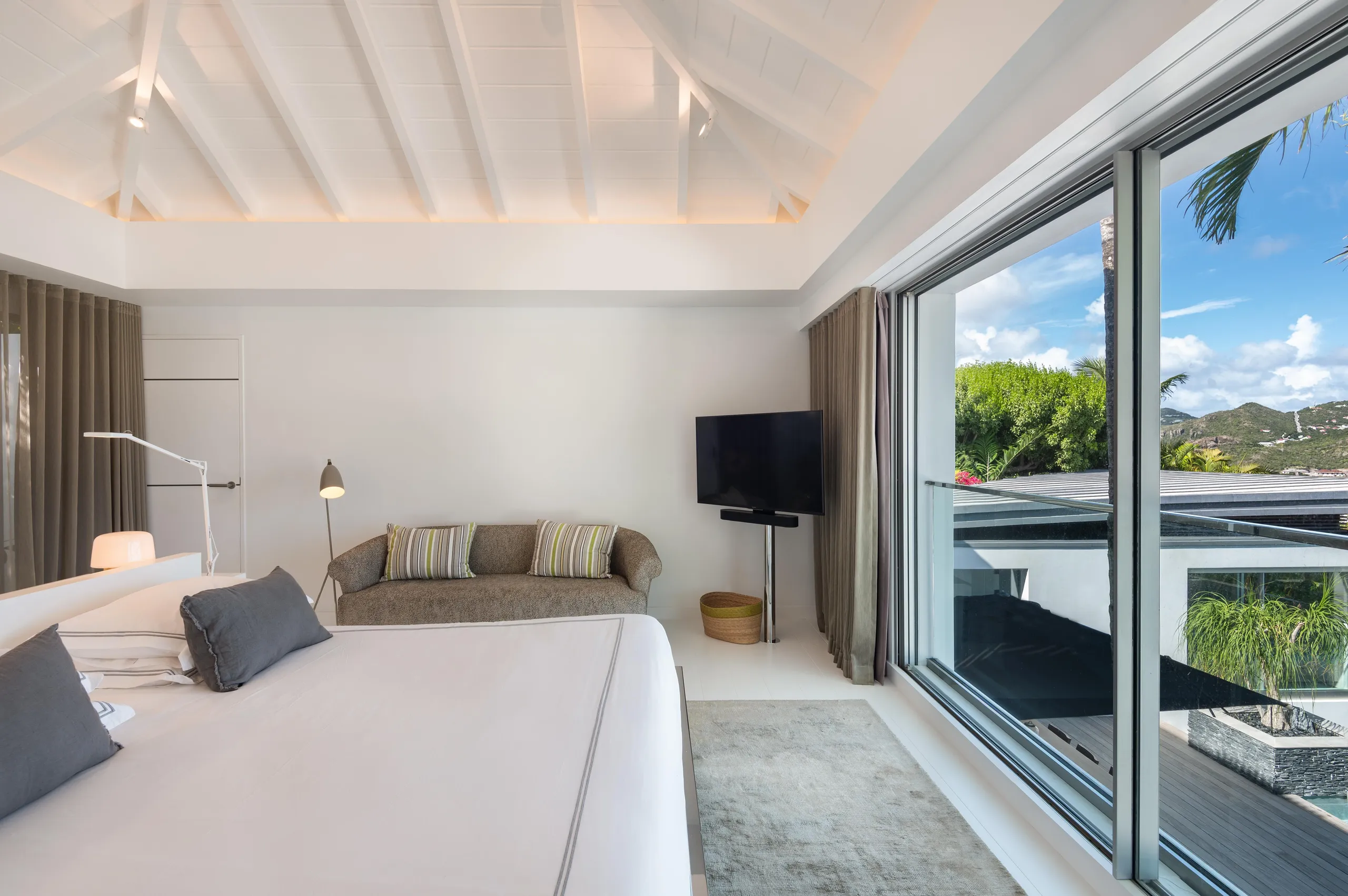 Opulent Villa with Private Pool and Fitness Room — photograph 12