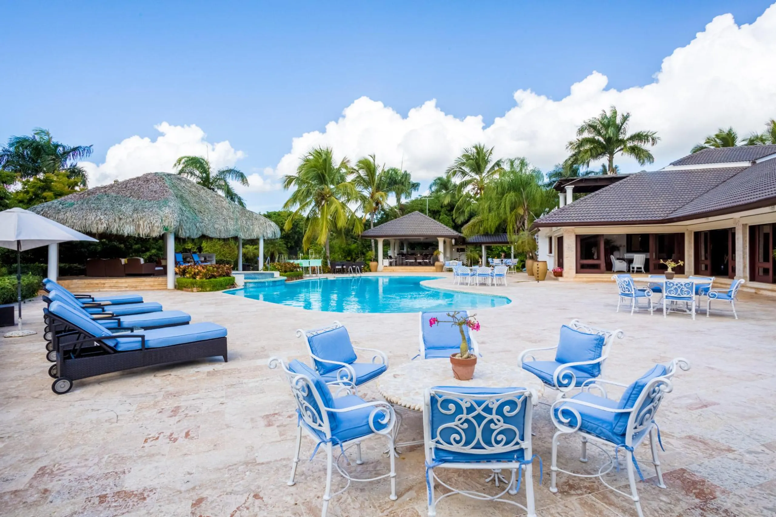 Majestic Grand Villa with Private Pool and Par-3 Golf Hole — photograph 4