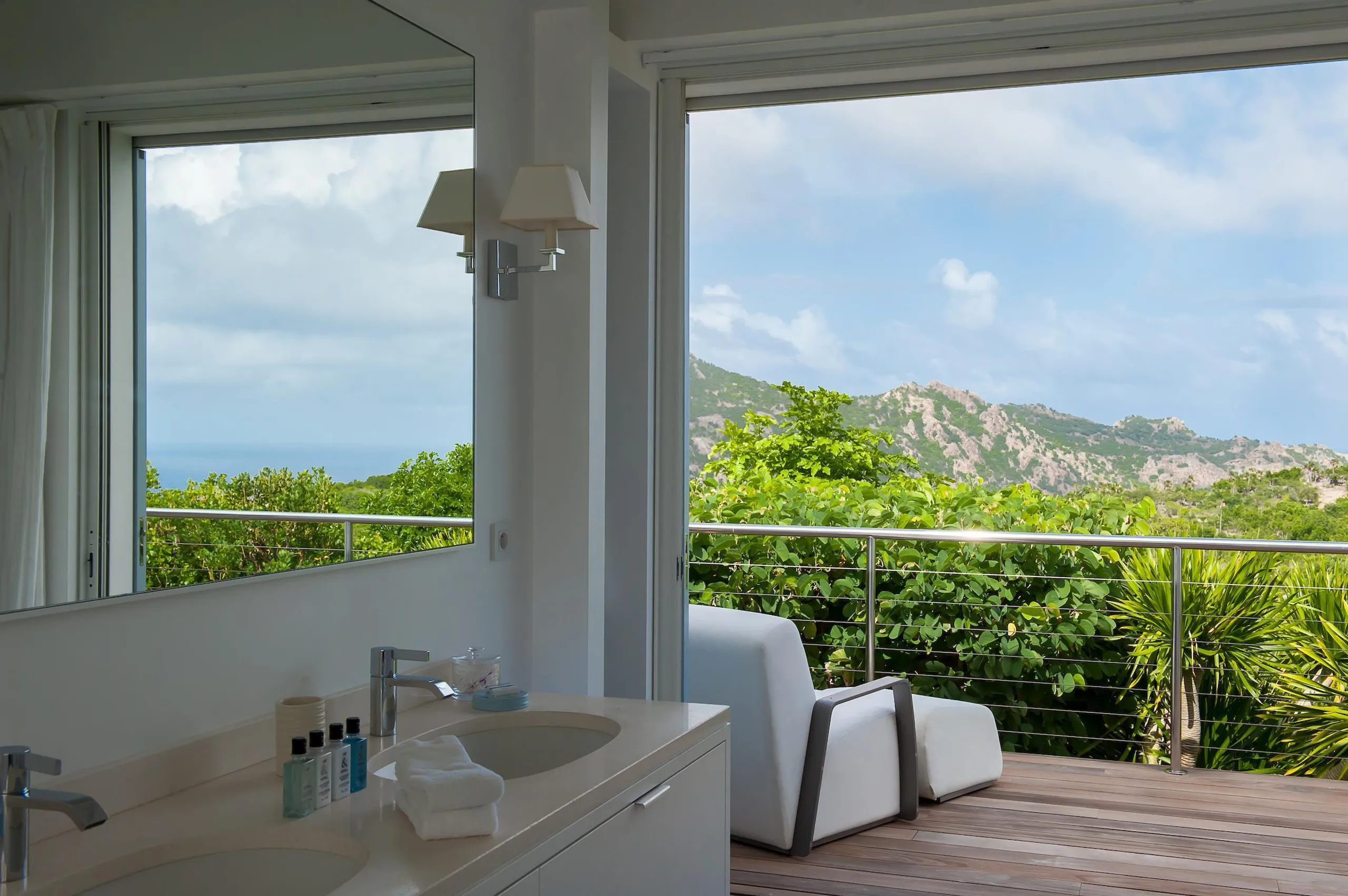Exquisite Seaside Villa with Private Pool and Home Gym — photograph 12