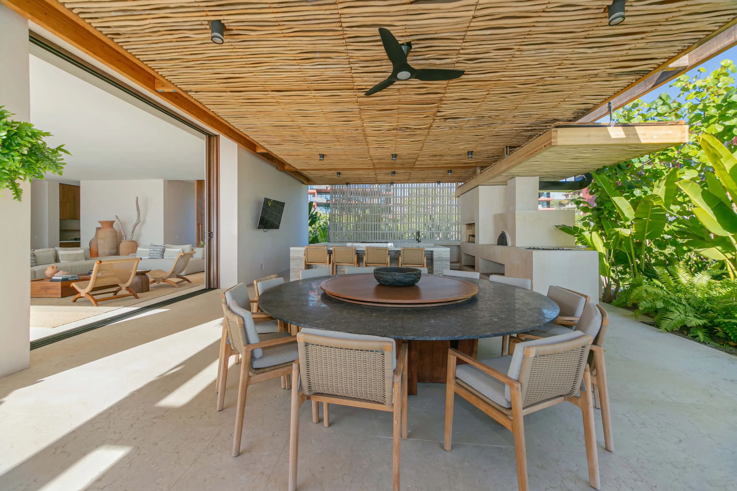 Sophisticated Beachfront Villa with Infinity Pool and Ocean Views — photograph 6
