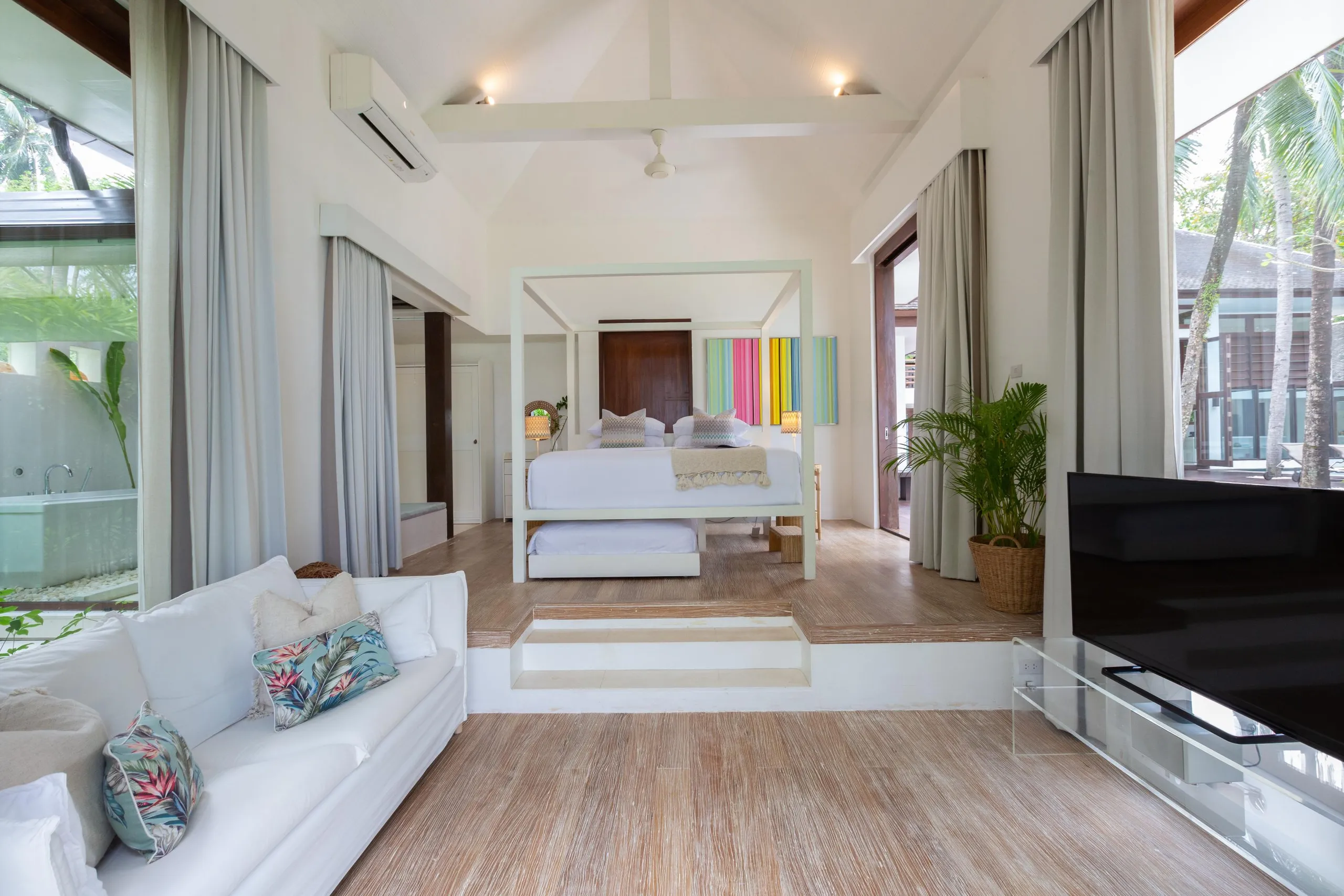 Airy and Spacious Beachfront Escape with Private Pool and Prime Sunset Views — photograph 11