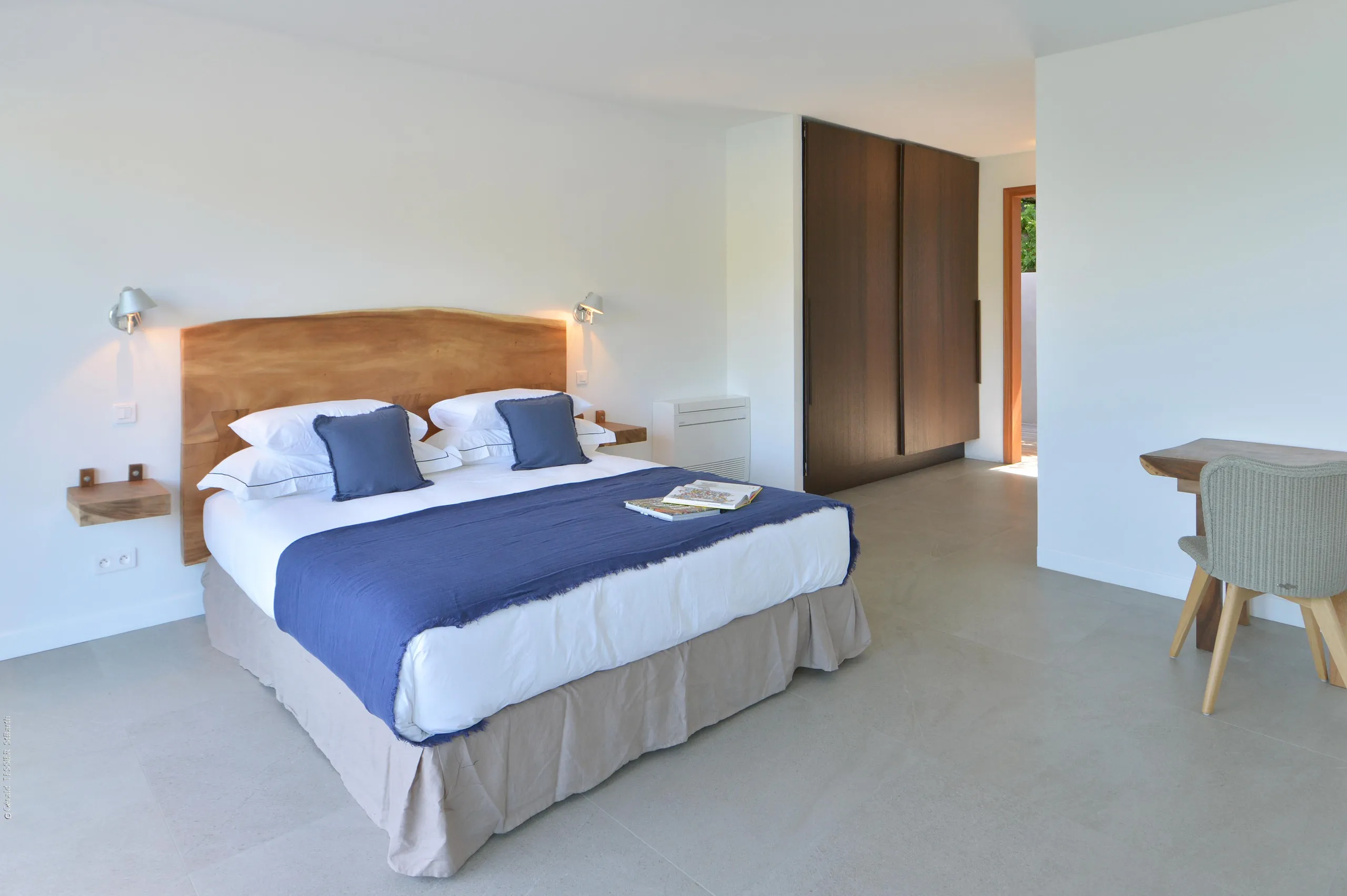 Captivating Seaside Villa with Infinity Pool and Walks to Beach — photograph 11