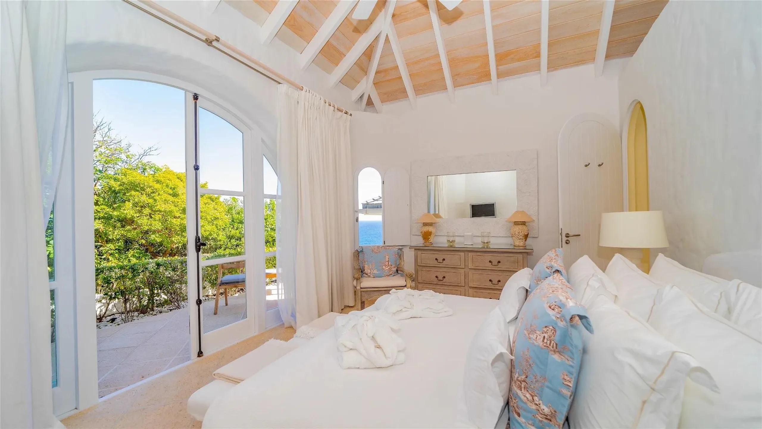Bright Villa With View Of Sparkling Ocean — photograph 6