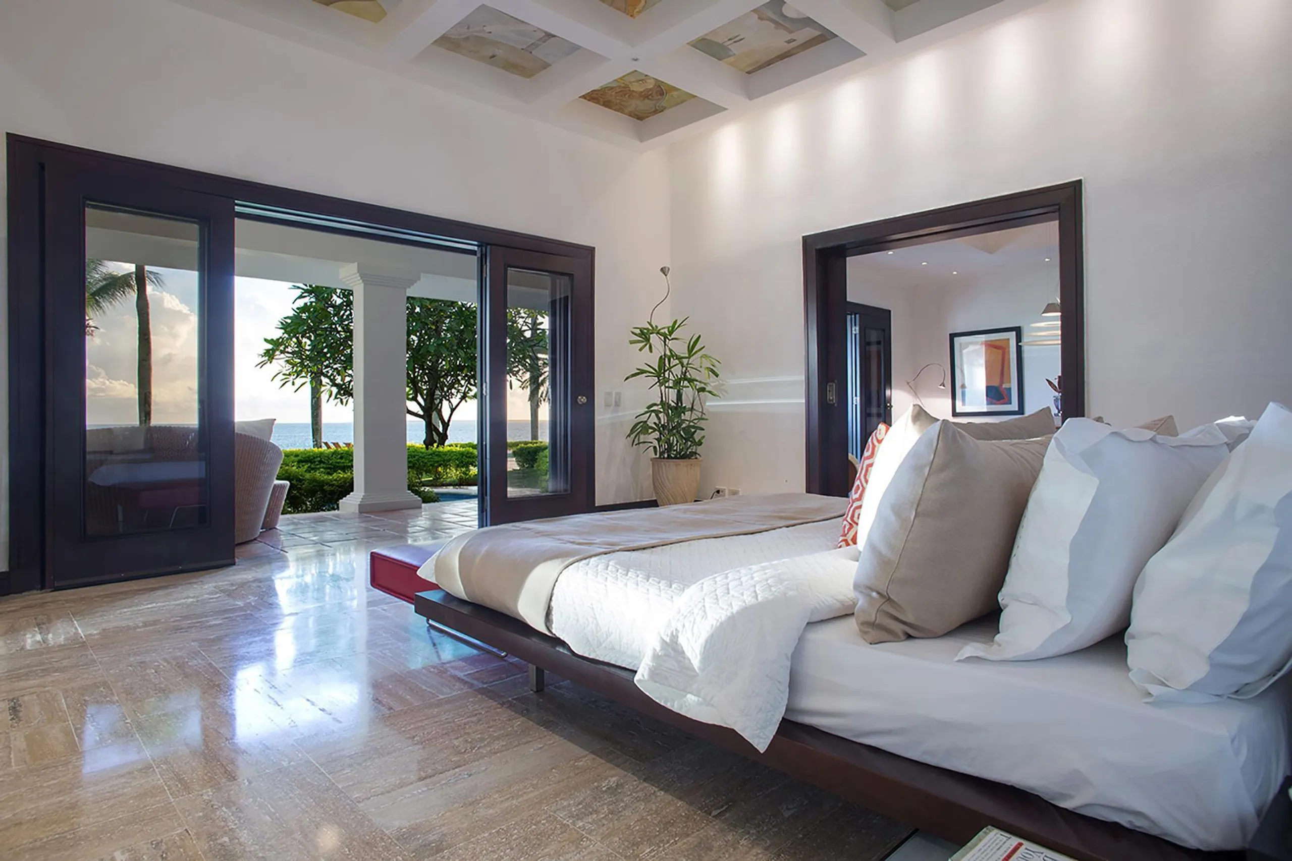 Sophisticated 4BR Villa with Swimming Pool and Oceanside Views — photograph 12